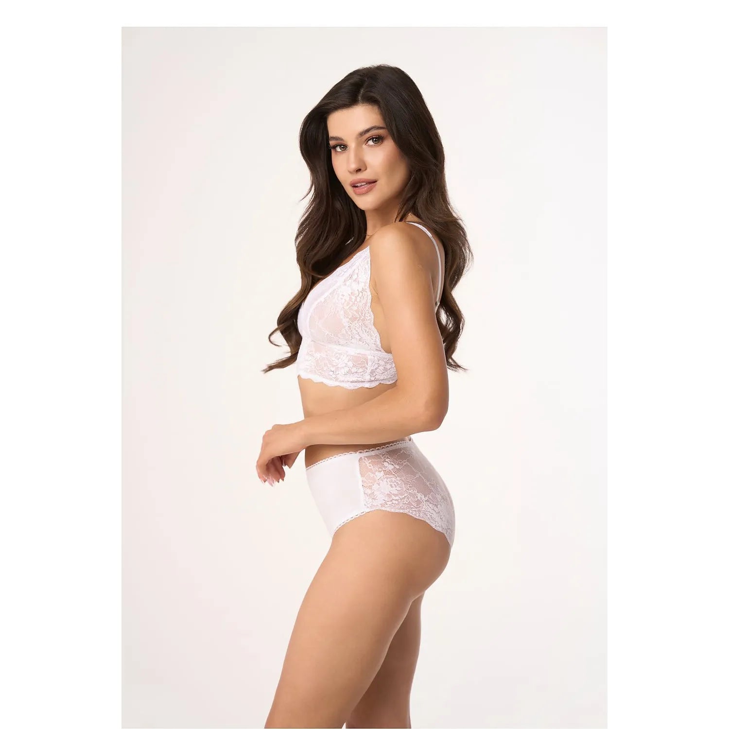 Ensemble lingerie blanc dentelle microfibre, bralette sans armature et culotte florale, élégant et confortable.