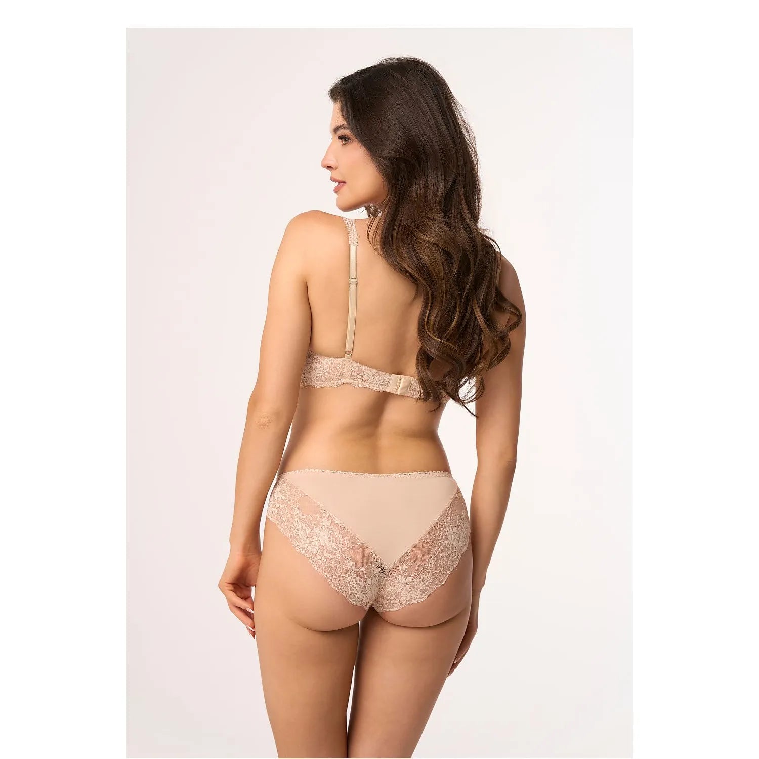 Ensemble lingerie dentelle florale nude, soutien-gorge sans armature, culotte bikini, élégant et confortable.
