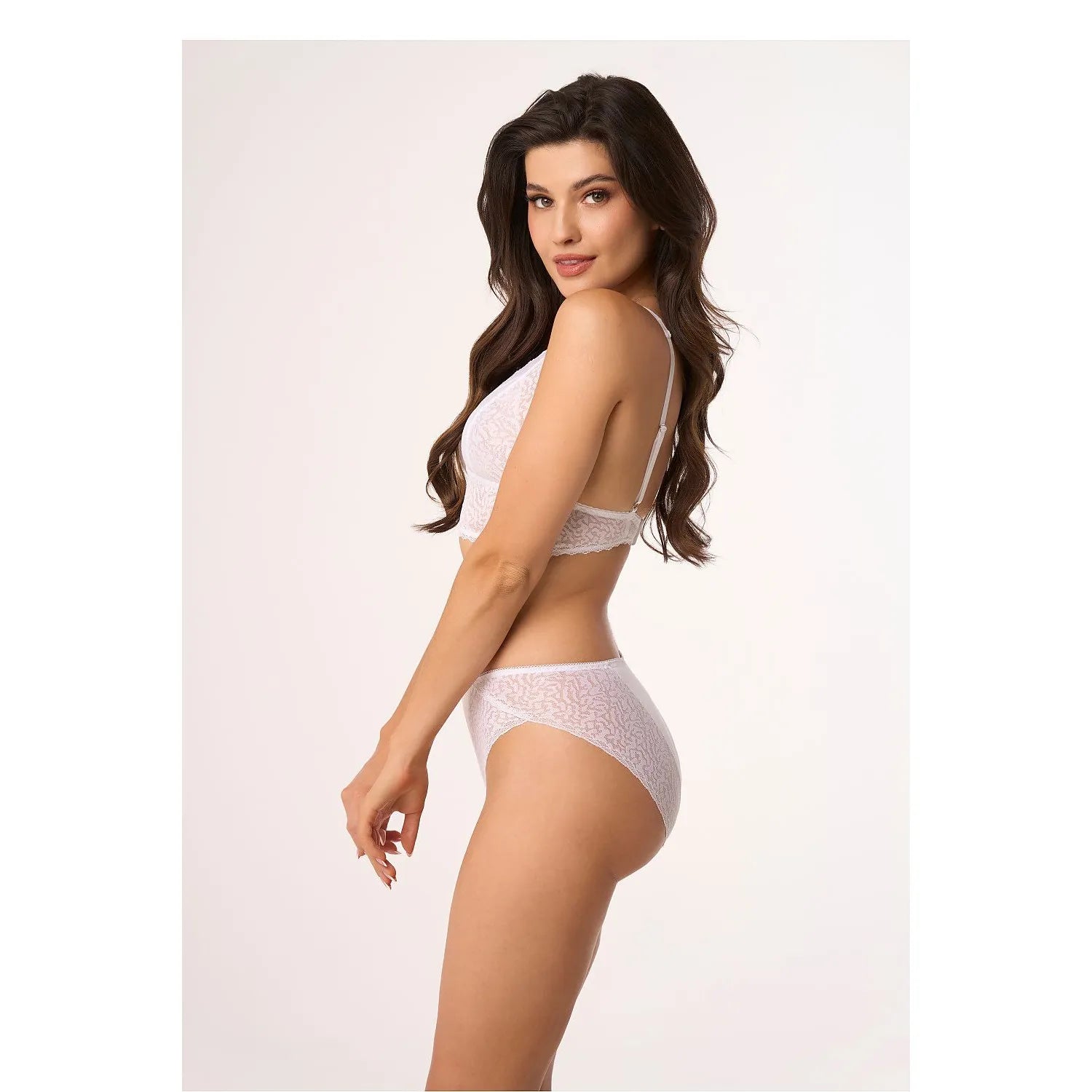 Ensemble lingerie dentelle blanche Babell, soutien-gorge triangulaire, culotte taille haute, motifs floraux délicats.