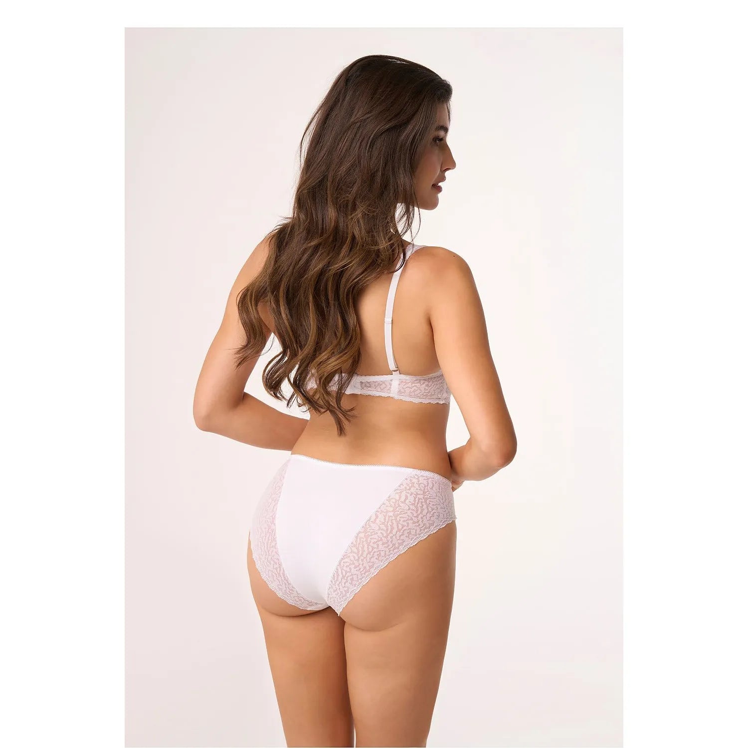 Ensemble lingerie dentelle blanche Babell 199355, soutien-gorge triangulaire, culotte taille haute, motifs floraux.