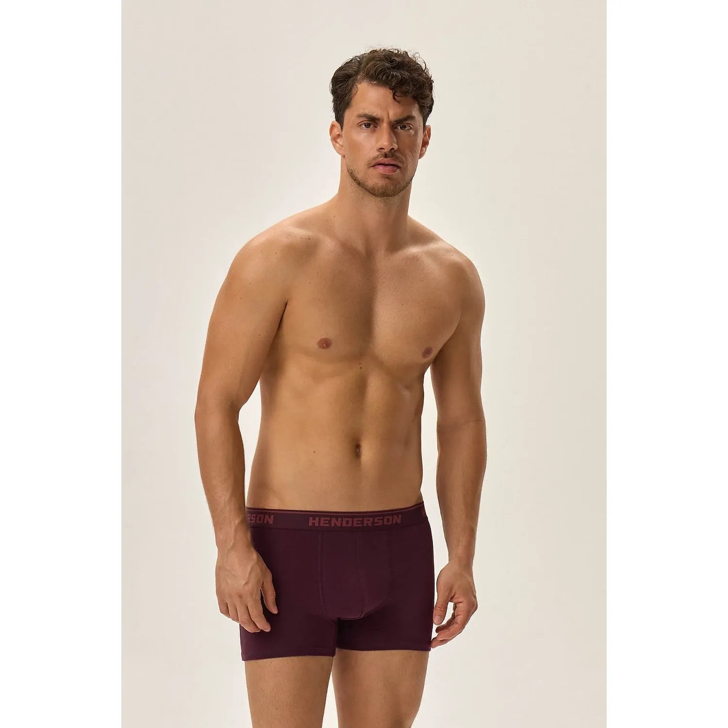 Boxers ajustés Henderson rouge avec ceinture élastique renforcée, logo visible, portés par un homme, confort et style.