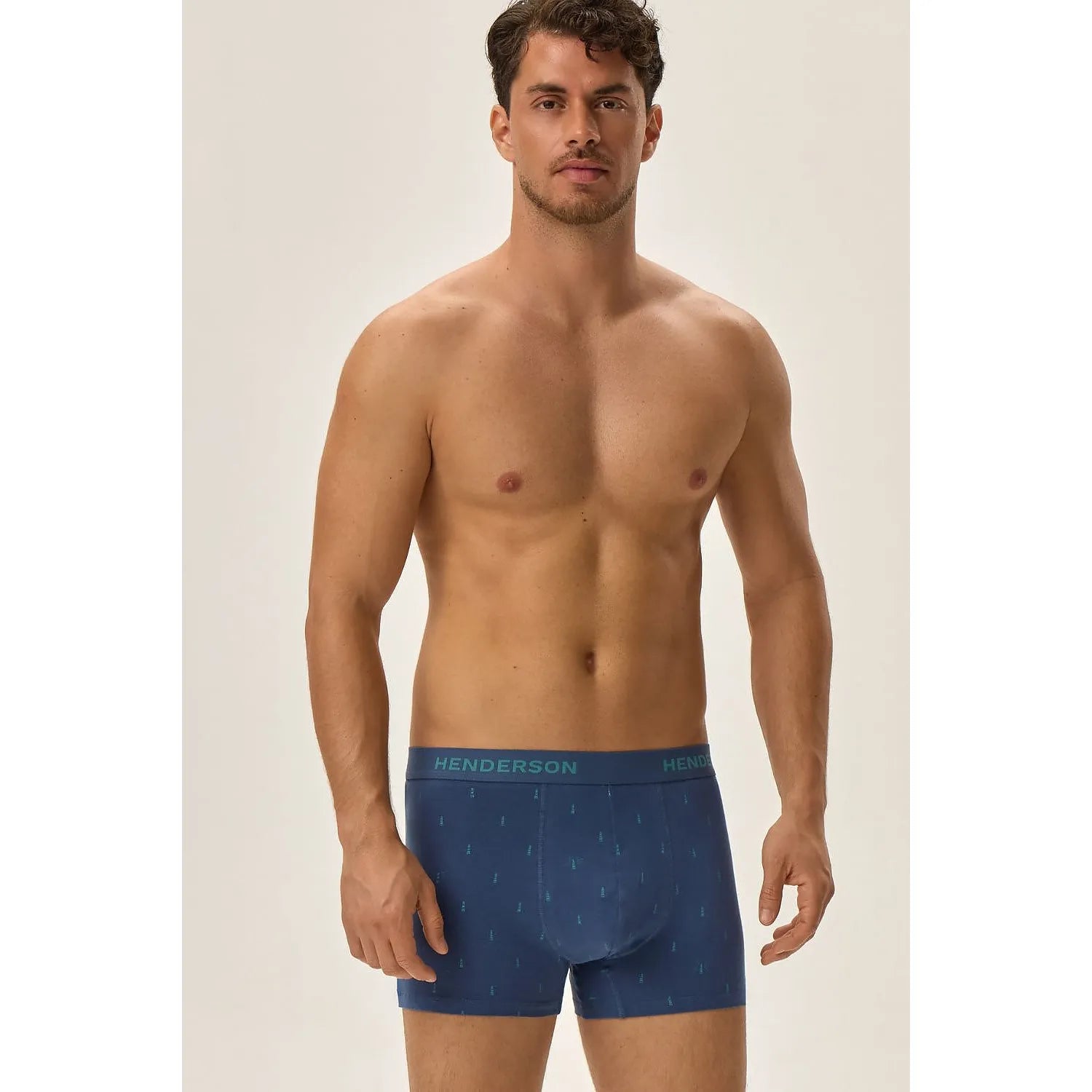 Boxer Henderson bleu motifs discrets, ceinture élastique visible, coupe moyenne, porté par un mannequin.