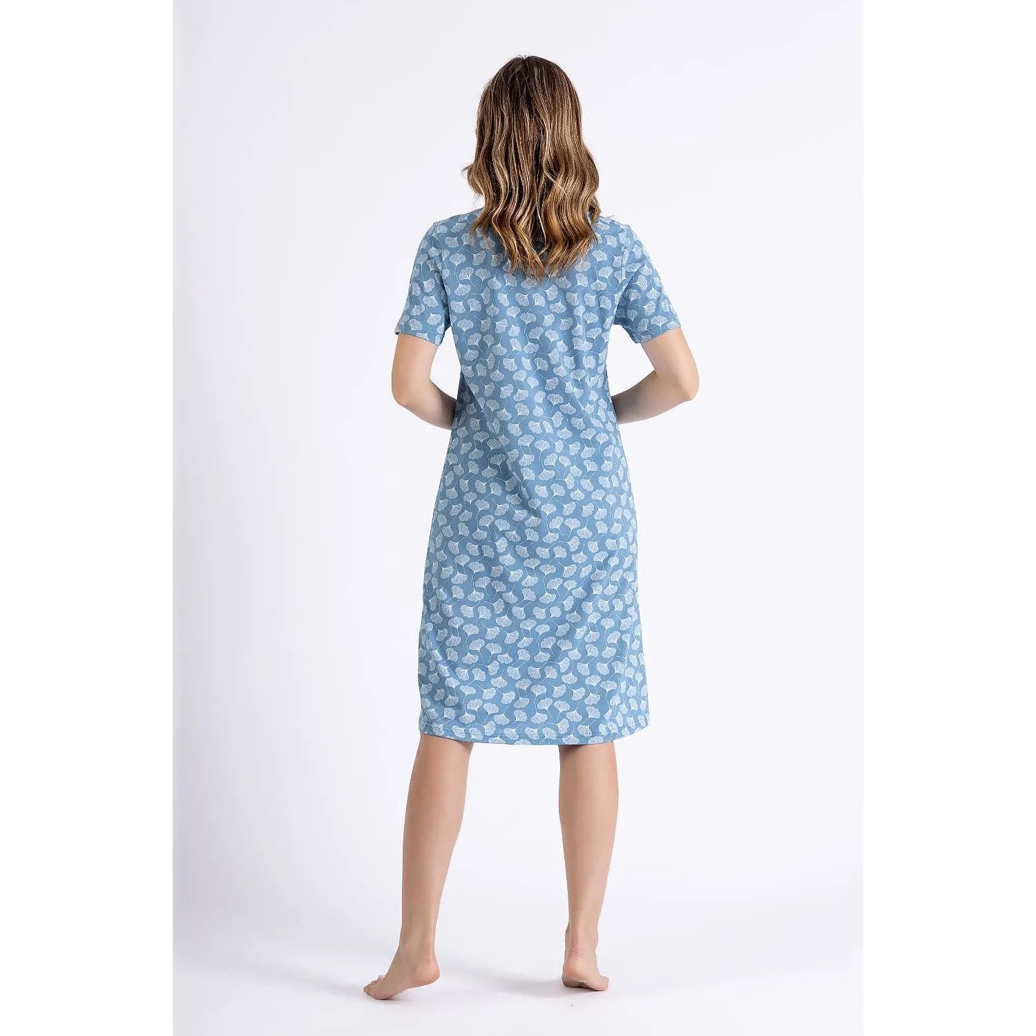 Chemise de nuit bleue à motifs, coupe ample, manches courtes, décolleté V, tissu doux et aéré, élégance et confort.