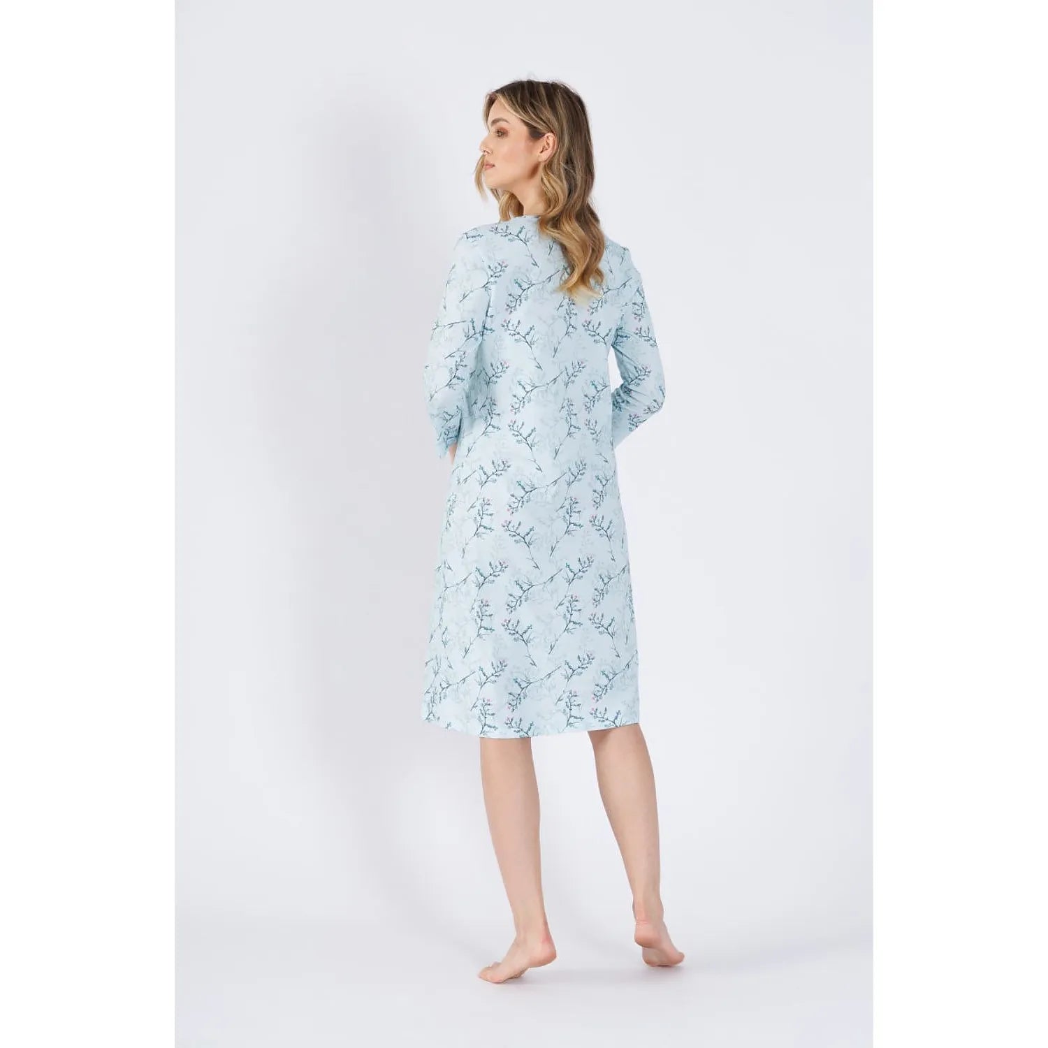 Chemise de nuit mi-mollet bleu floral, manches longues, encolure V, coton doux et respirant, élégante et confortable.