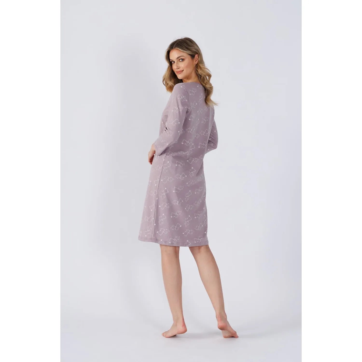 Chemise de nuit femme violette en coton doux, manches 7/8, longueur genoux, idéale pour détente et soirées relaxantes.