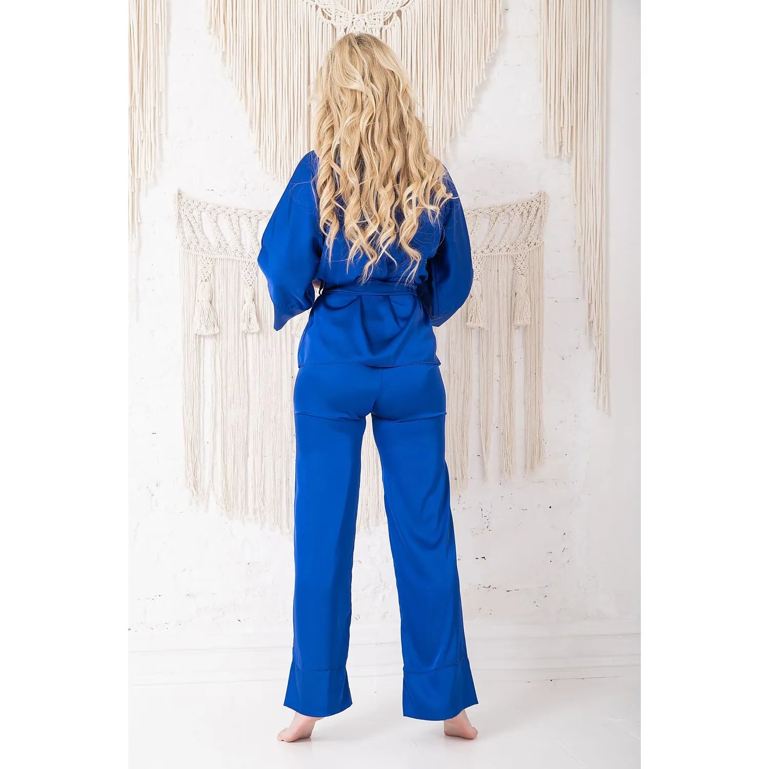 Pyjama satin bleu vif, kimono manches larges, pantalon droit, femme dos, design élégant et luxueux.