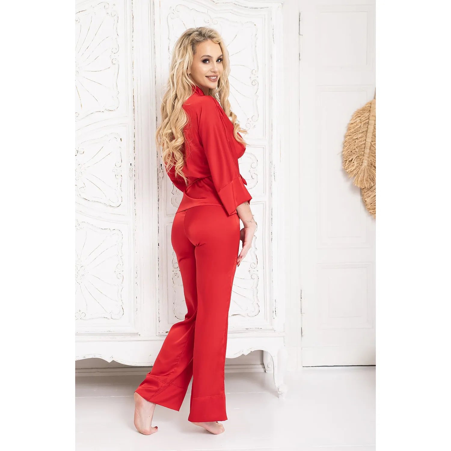 Ensemble lingerie satin rouge vif, veste kimono et pantalon, élégance et confort pour femmes, luxe et sophistication.