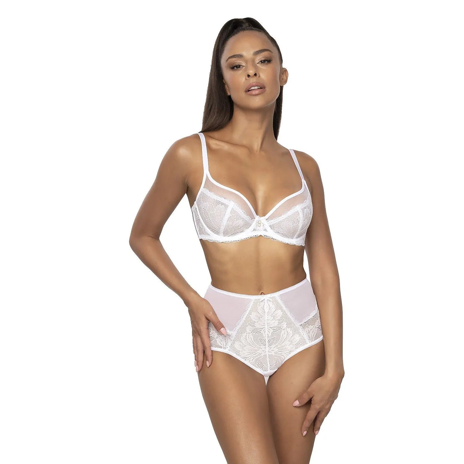 Culotte taille haute en dentelle blanche, tulle transparent, élégante et confortable, silhouette féminine raffinée.