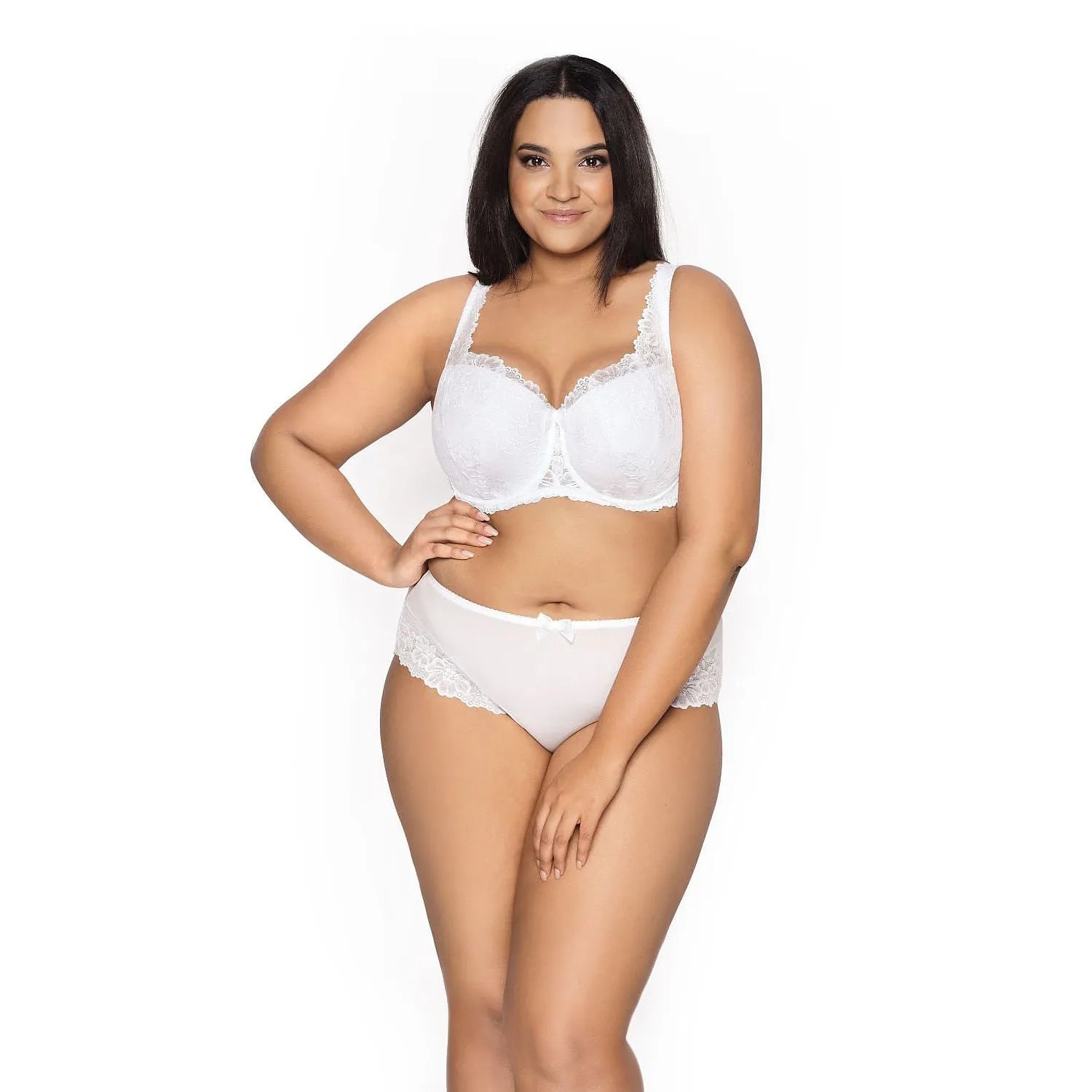 Culotte blanche en dentelle élégante, coupe couvrante, nœud central, taille 36, confort et raffinement hypoallergénique.
