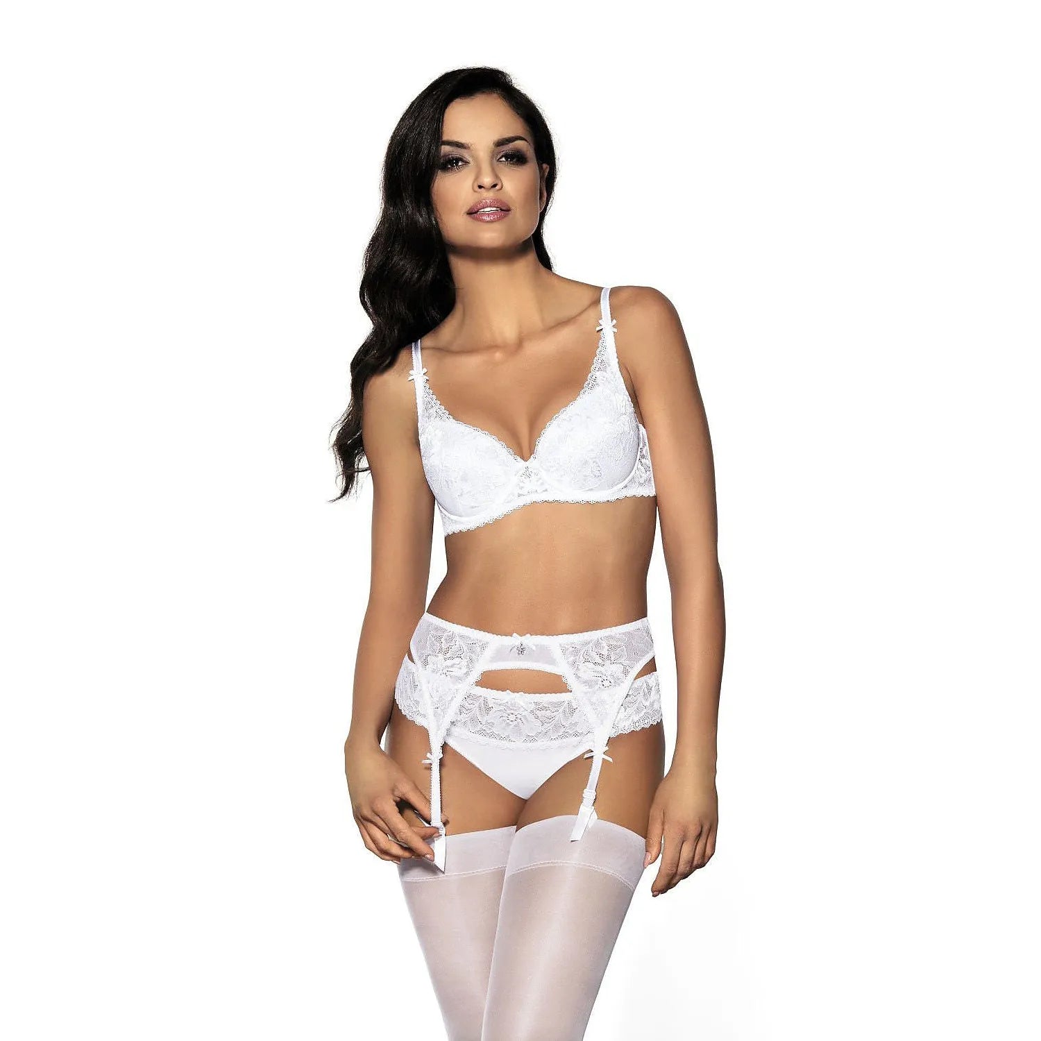 Ensemble lingerie blanc dentelle florale avec ceinture jarretelles, slip et bas, design élégant et raffiné.