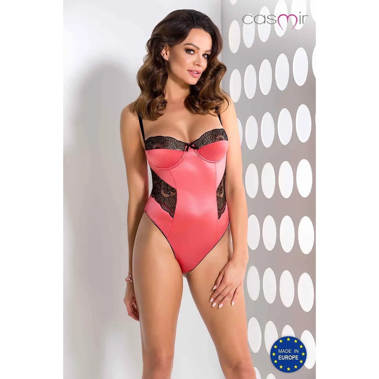 corset satiné rose dentelle noire ajustable baleines bonnets rembourrés bretelles fines réglables encolure cœur silhouette sculptée soutien confortable tailles variées