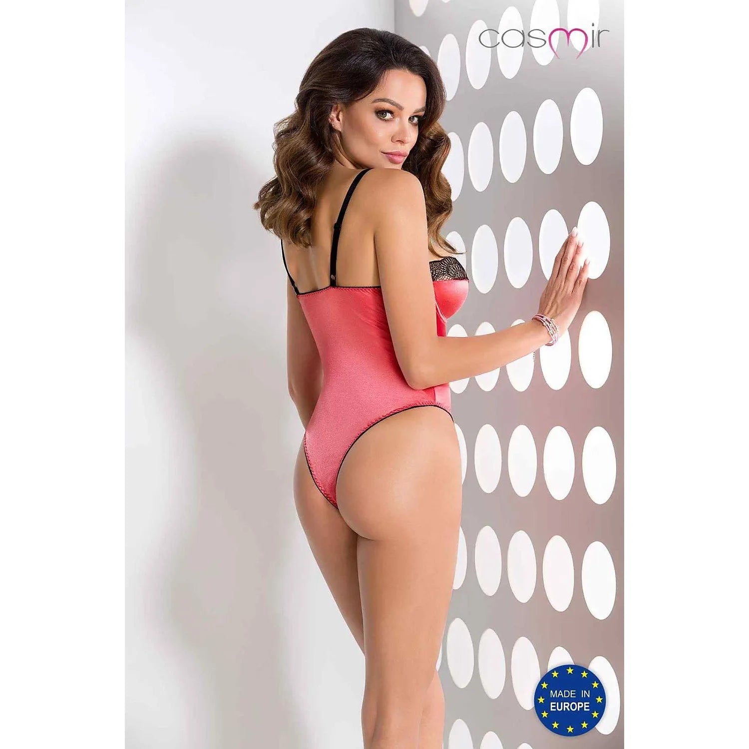 Corset satiné rose avec dentelle noire, bretelles fines réglables, encolure cœur, silhouette sculptée, élégant et conforta...