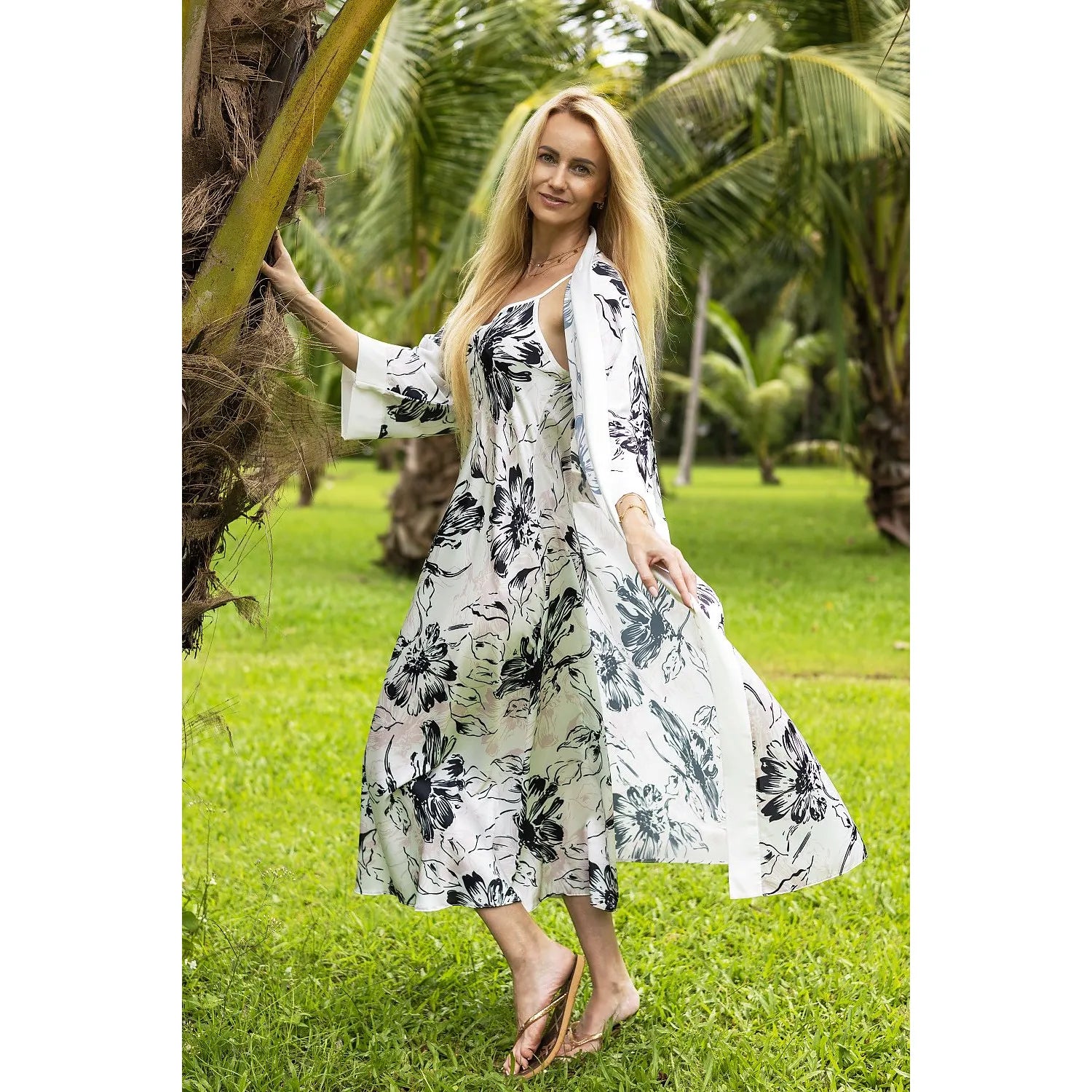 Chemise de nuit Kalimo 209079, motif floral noir et blanc, tissu léger, bretelles fines, élégance et confort.