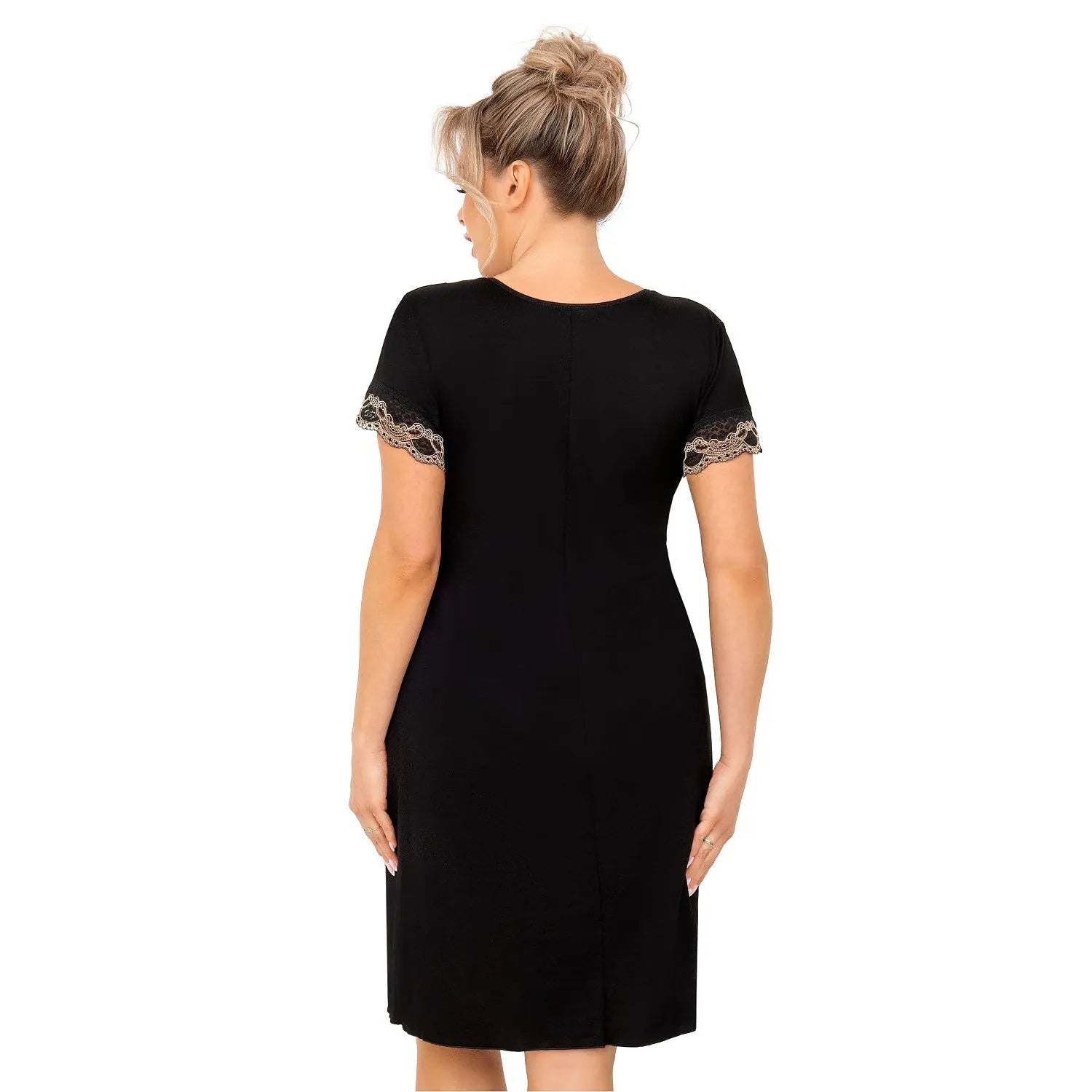 Chemise de nuit noire grandes tailles, manches courtes dentelle beige, décolleté plongeant, satin jersey confortable.