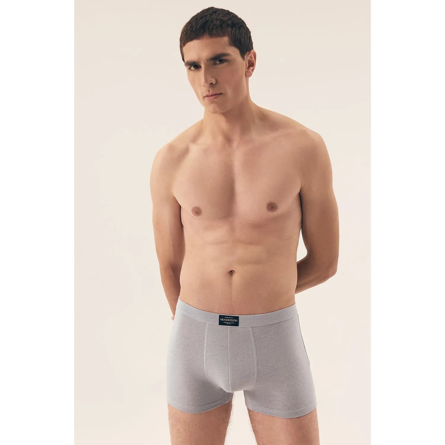 Boxer homme Henderson gris, coupe ajustée, taille élastique, confort quotidien, coton élasthanne, sans coutures visibles.