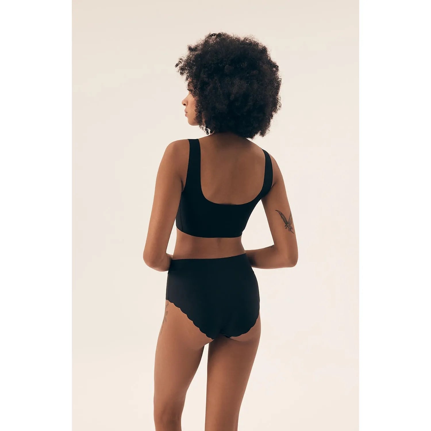 Ensemble lingerie noire sans coutures, soutien-gorge brassière à bretelles larges, culotte dentelle extensible.