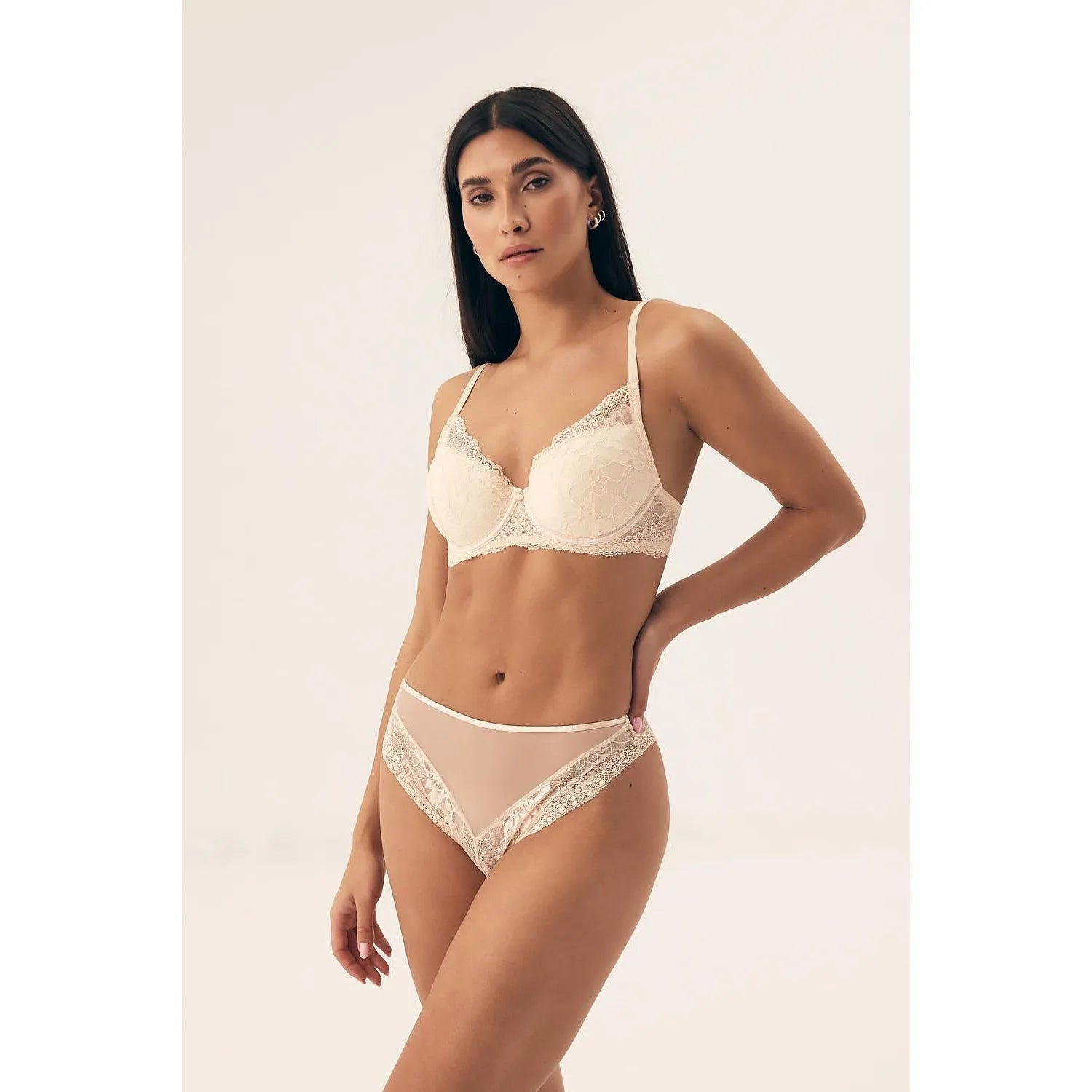 ensemble lingerie féminine culotte brésilienne balconnet soutiengorge dentelle ivoire crème doublure coton bretelles réglables armatures floral transparent sexy