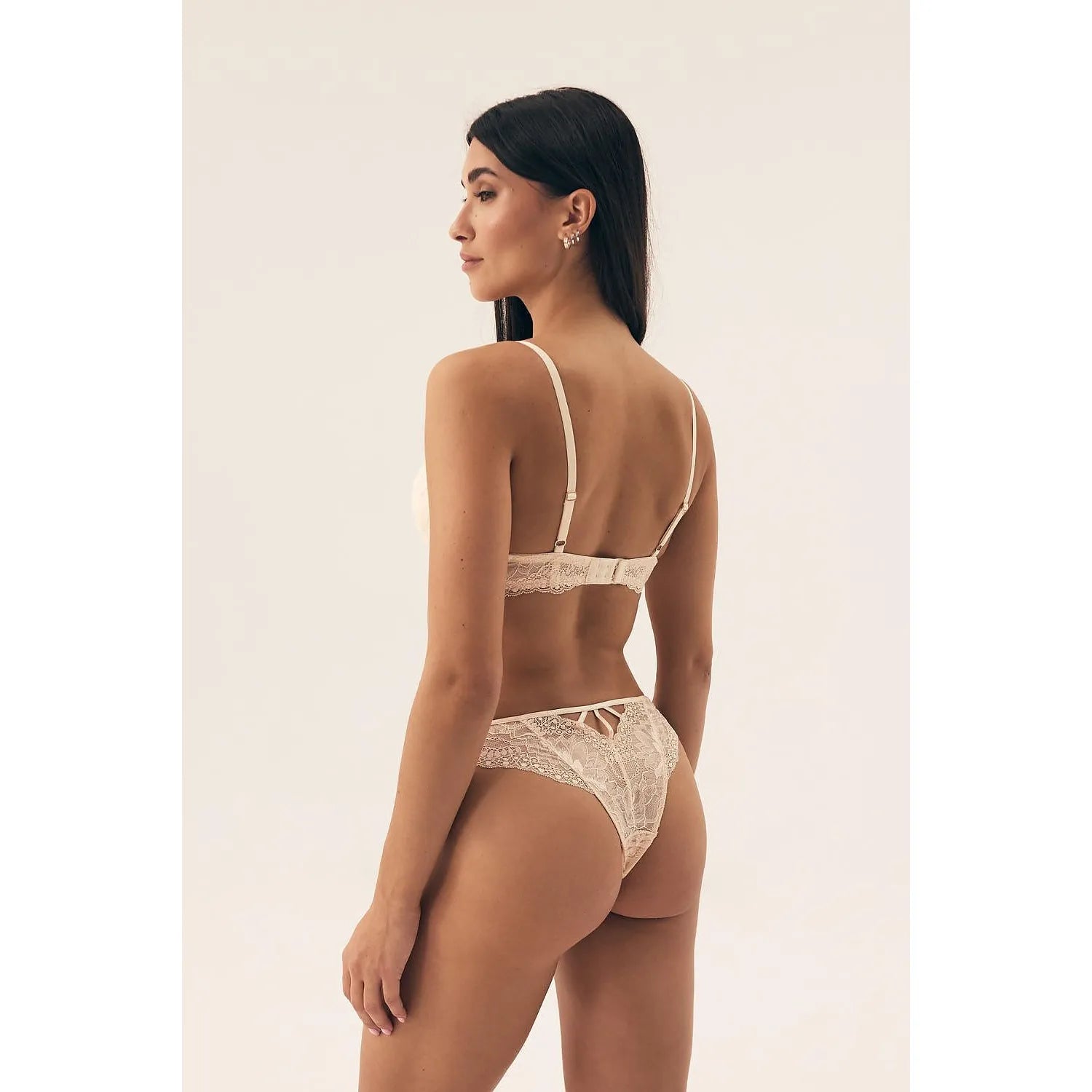 Ensemble lingerie ivoire en dentelle, soutien-gorge balconnet et culotte brésilienne, bretelles réglables, style floral.