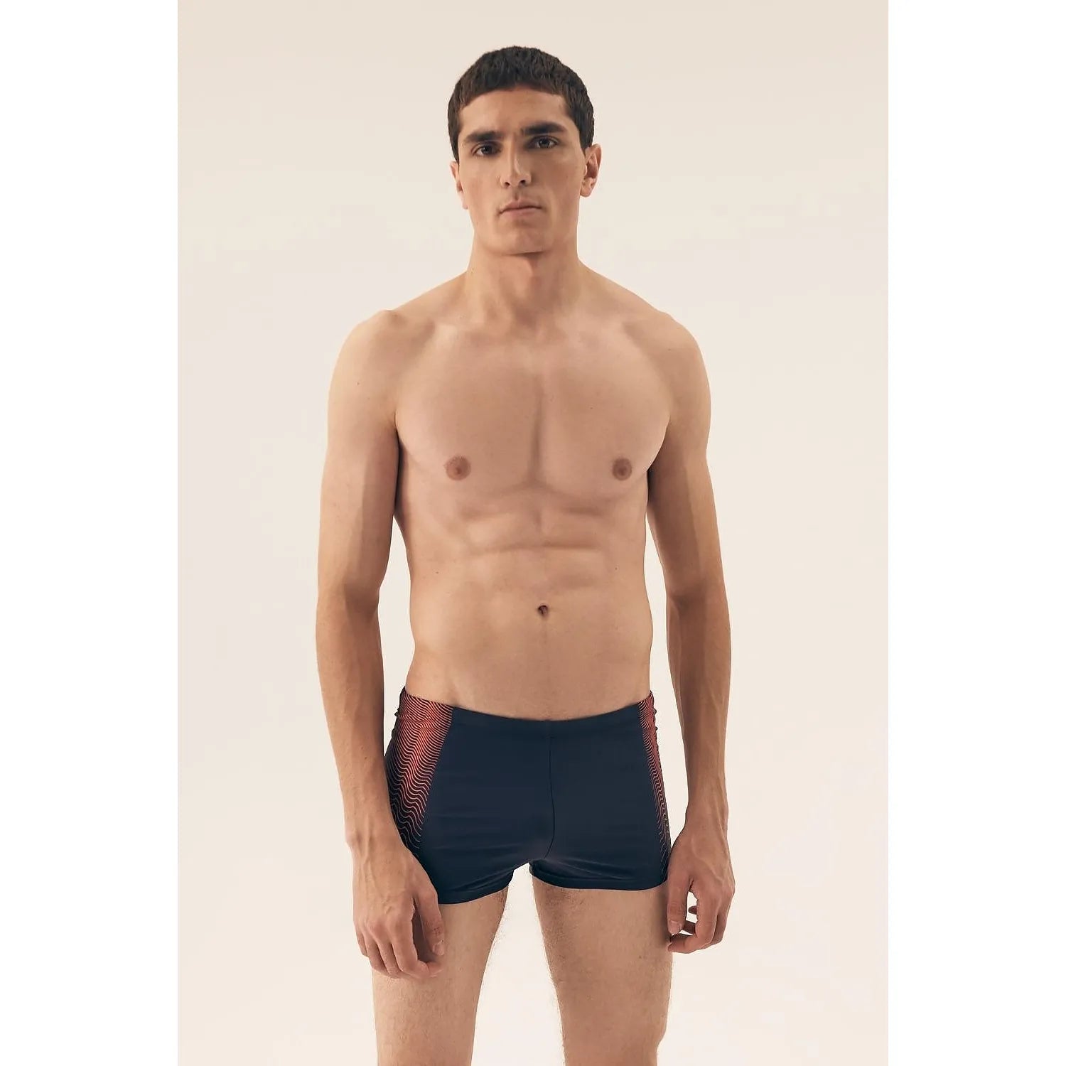 Boxer homme confort style moderne design épuré motif rayures rouges tissu élastique respirant maintien optimal silhouette adult