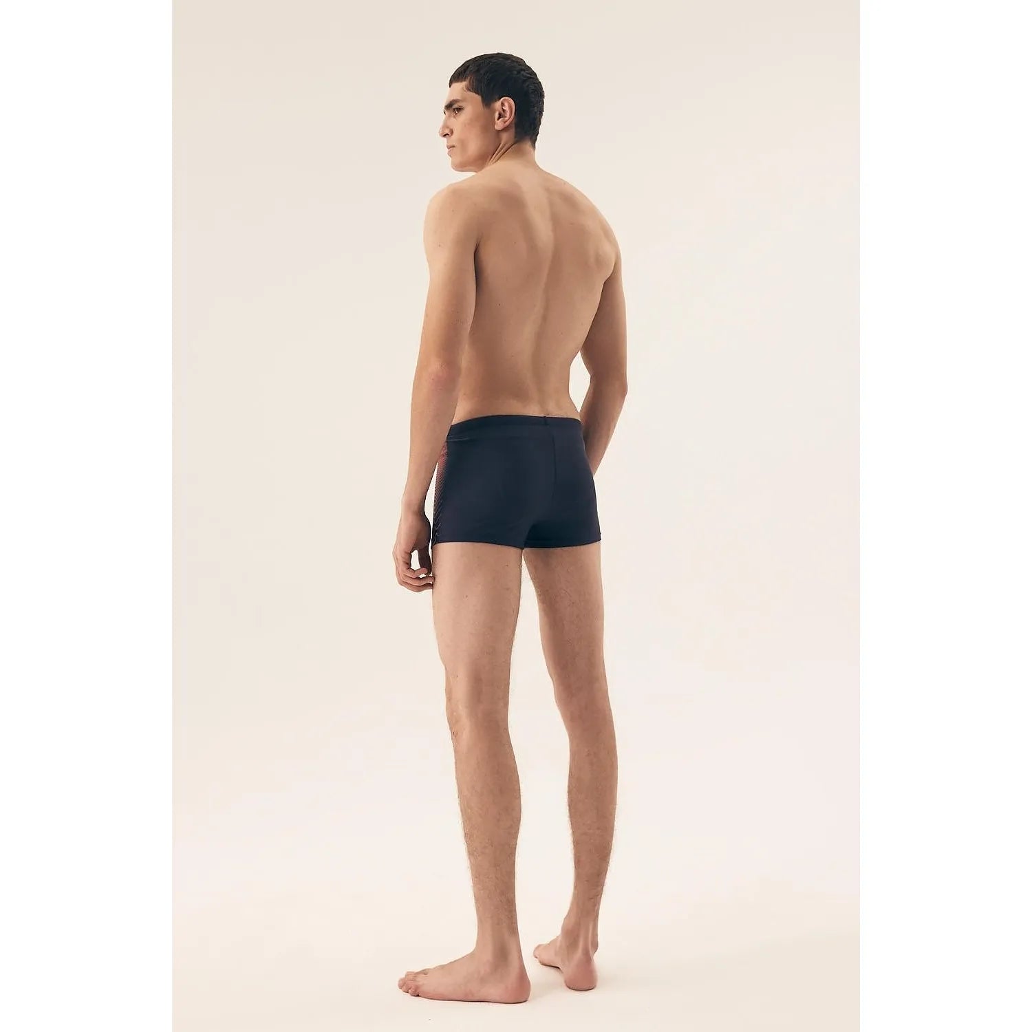 Boxer homme moderne noir, rayures rouges, tissu élastique respirant, silhouette mise en valeur, confort optimal.