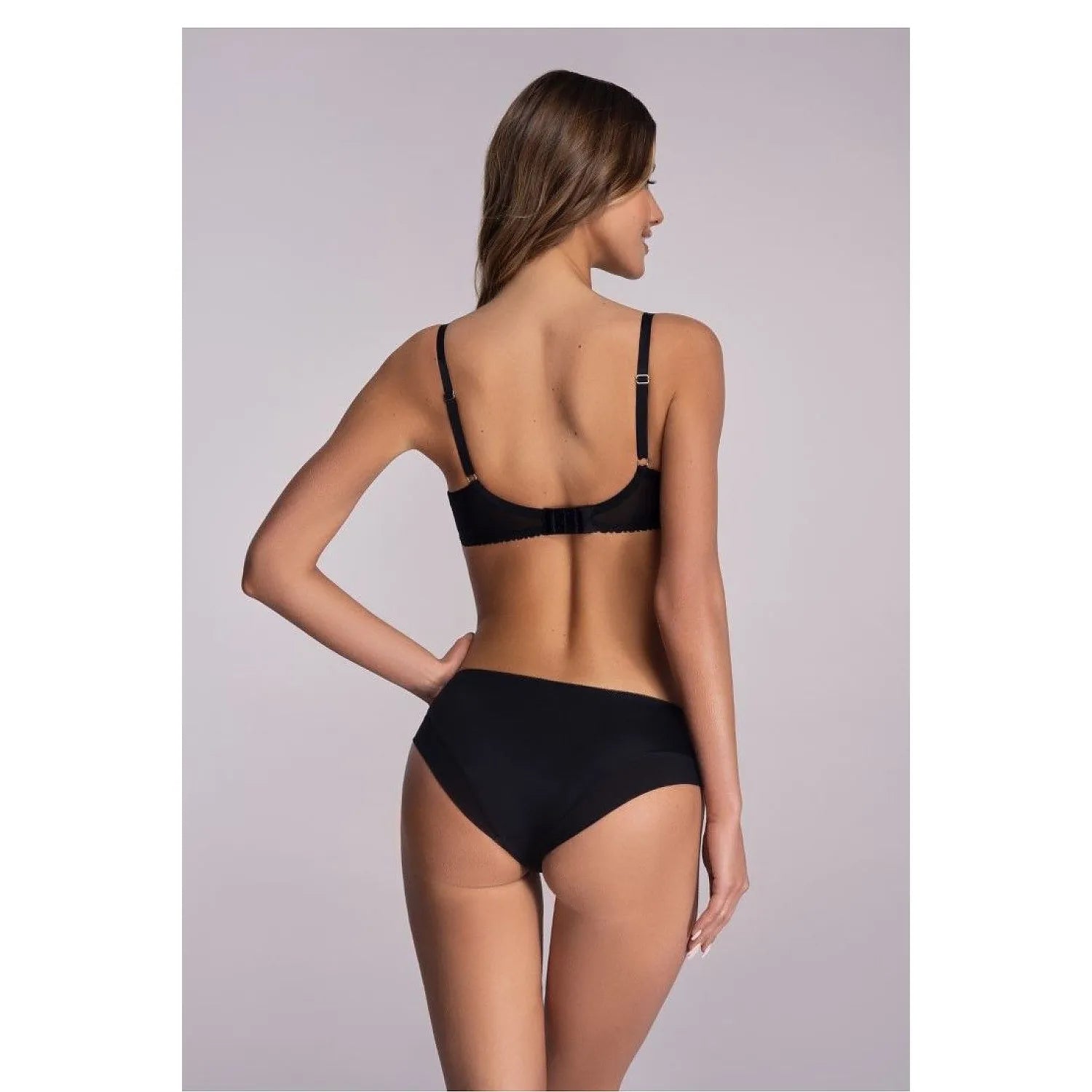 Ensemble lingerie noire en dentelle florale, soutien-gorge rembourré, culotte élastique, bretelles ajustables.