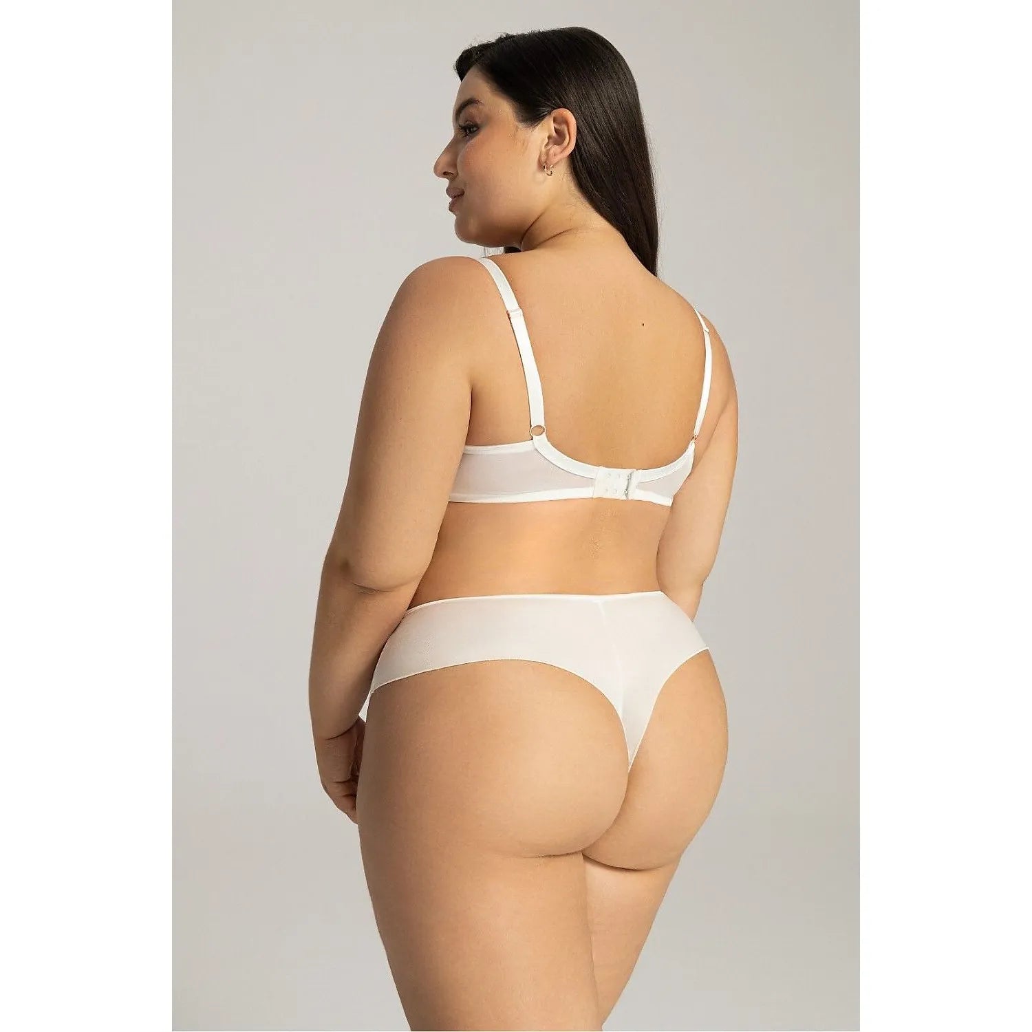 Culotte brésilienne blanche en dentelle fleurie, microfibre douce, ajustement parfait, élégante et confortable.