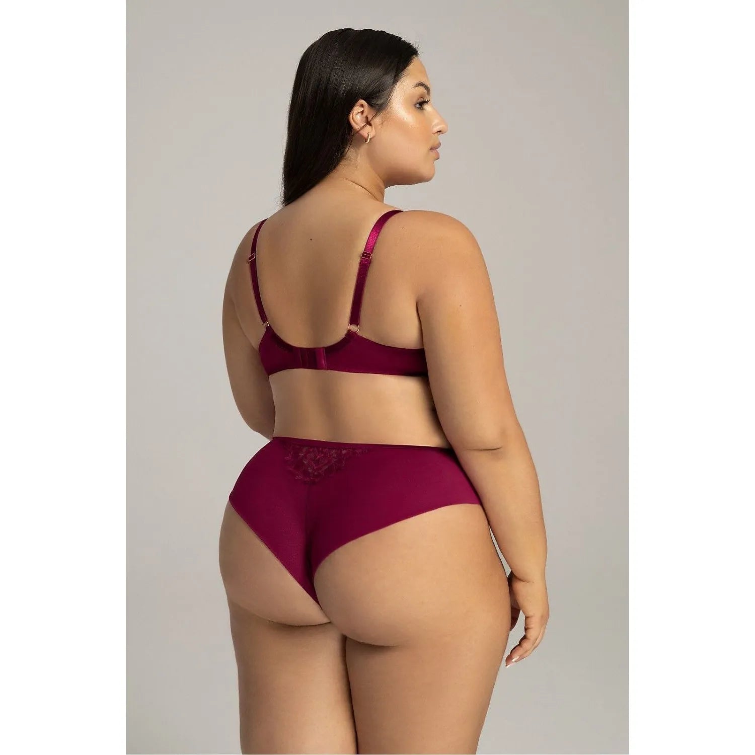 Culotte brésilienne rouge Ava en dentelle et tulle, taille haute, élégante, mettant en valeur la silhouette féminine.