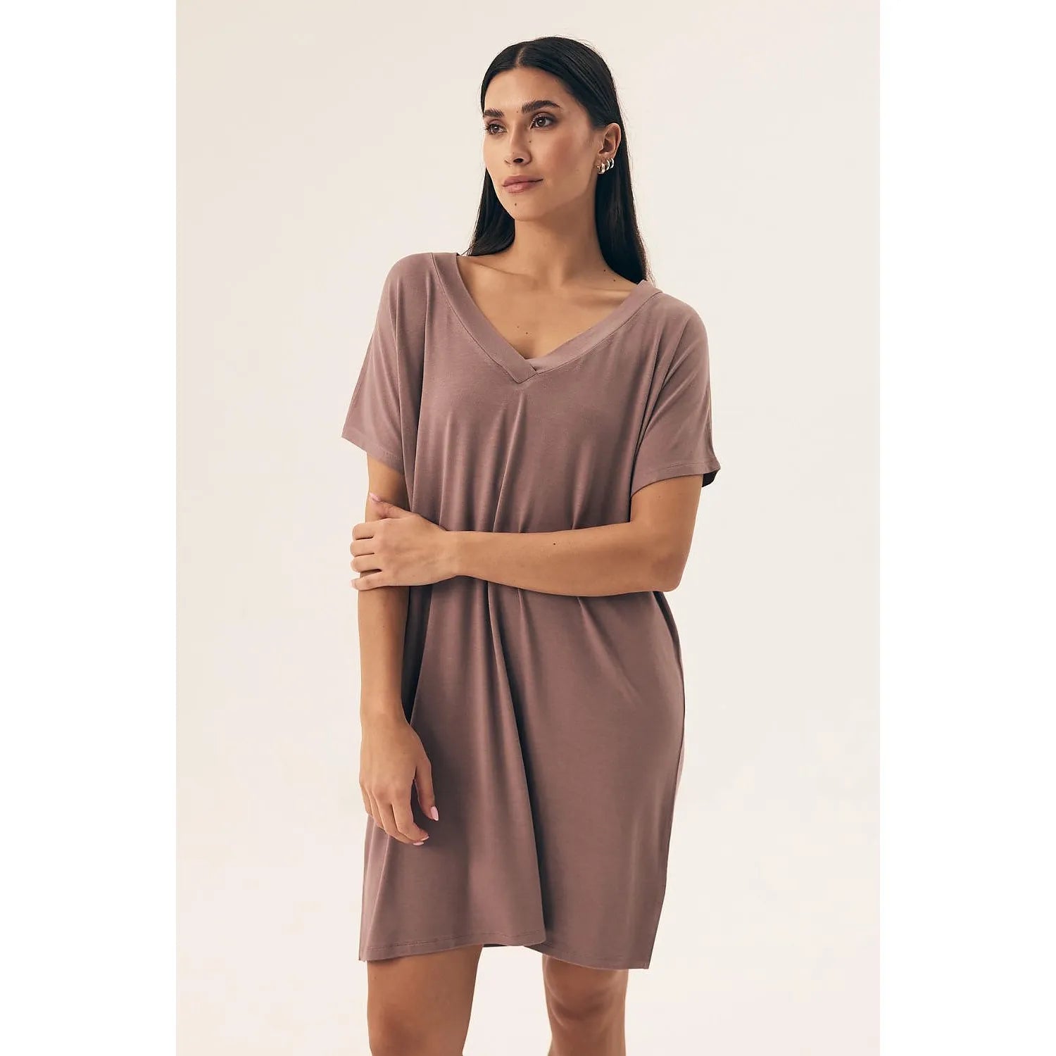 Chemise de nuit en viscose 95% élasthanne 5% coupe ample encolure en V manches courtes couleur taupe lingerie élégante confortable pour détente nuit