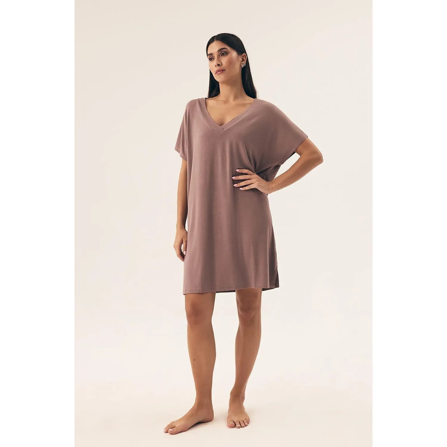 Chemise de nuit taupe ample en viscose, encolure en V, manches courtes, élégante et confortable pour détente nocturne.