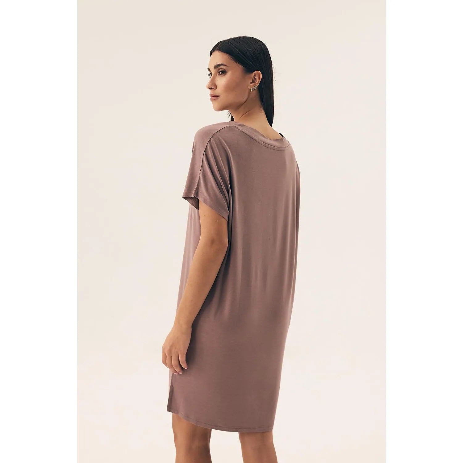 Chemise de nuit taupe en viscose, coupe ample, encolure en V, manches courtes, élégante et confortable pour la détente.