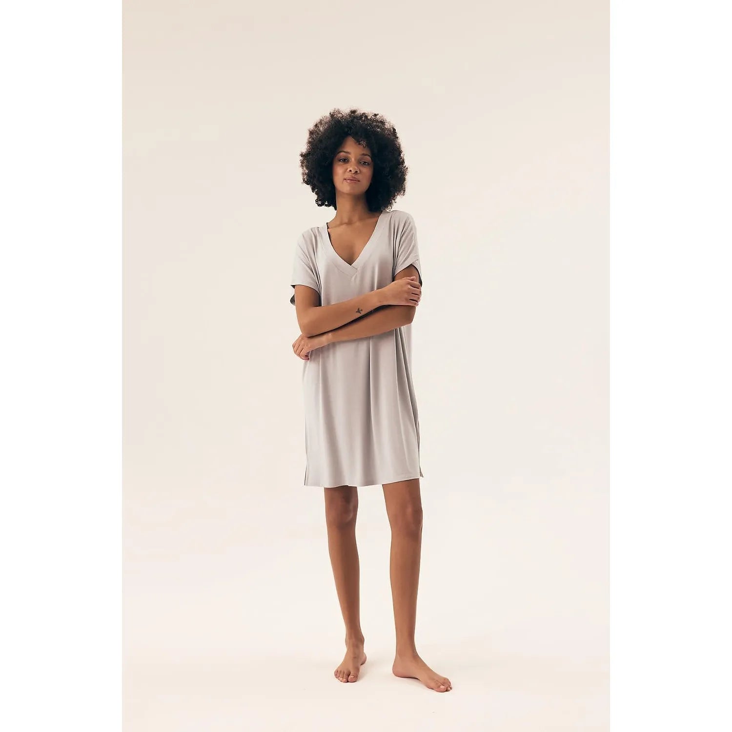 chemise nuit élégante viscose élasthanne fluide respirante légère manches courtes décolleté V coupe ample longueur genoux gris clair fentes latérales