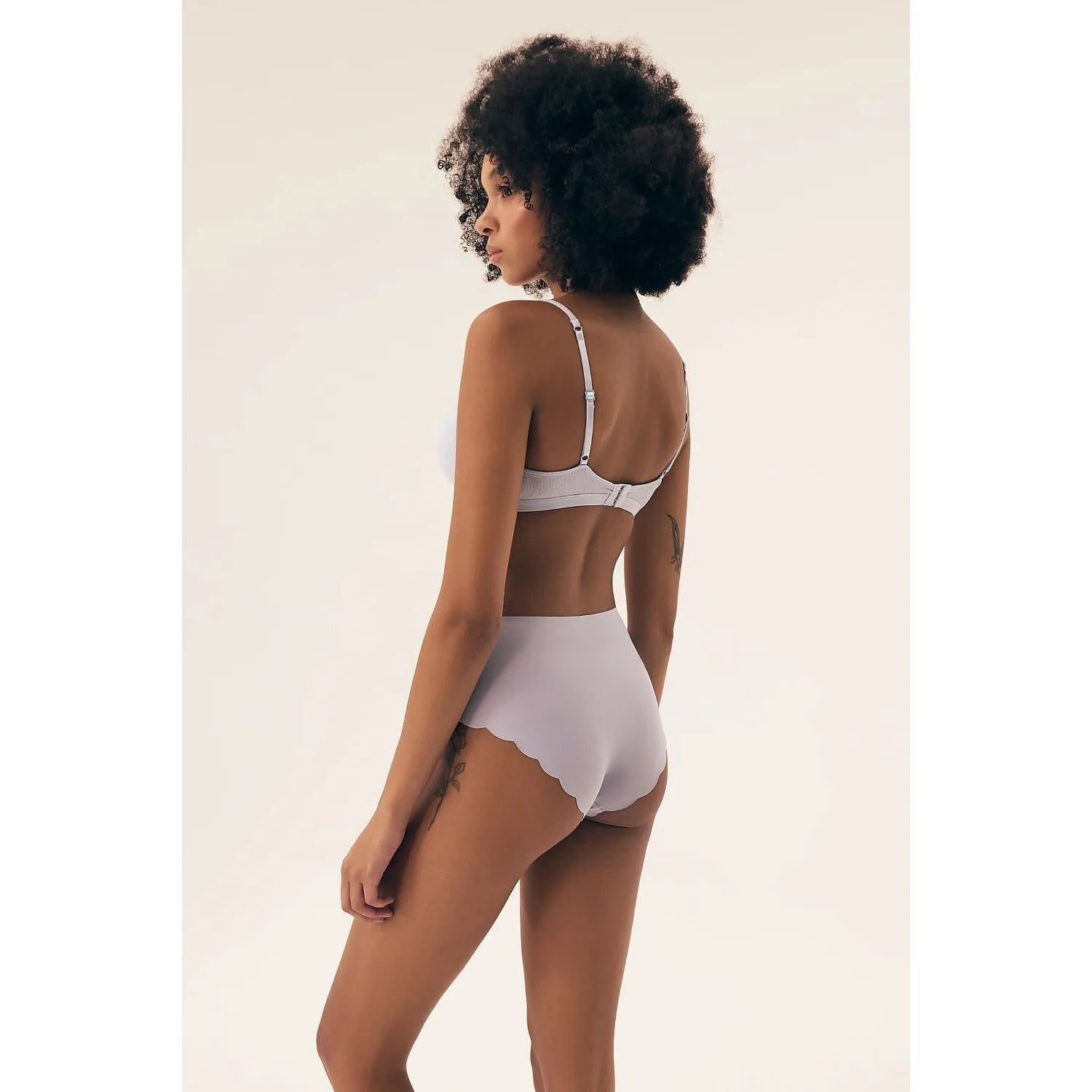 Ensemble lingerie femme gris, soutien-gorge sans armature, culotte taille haute dentelle douce, confort et élégance.