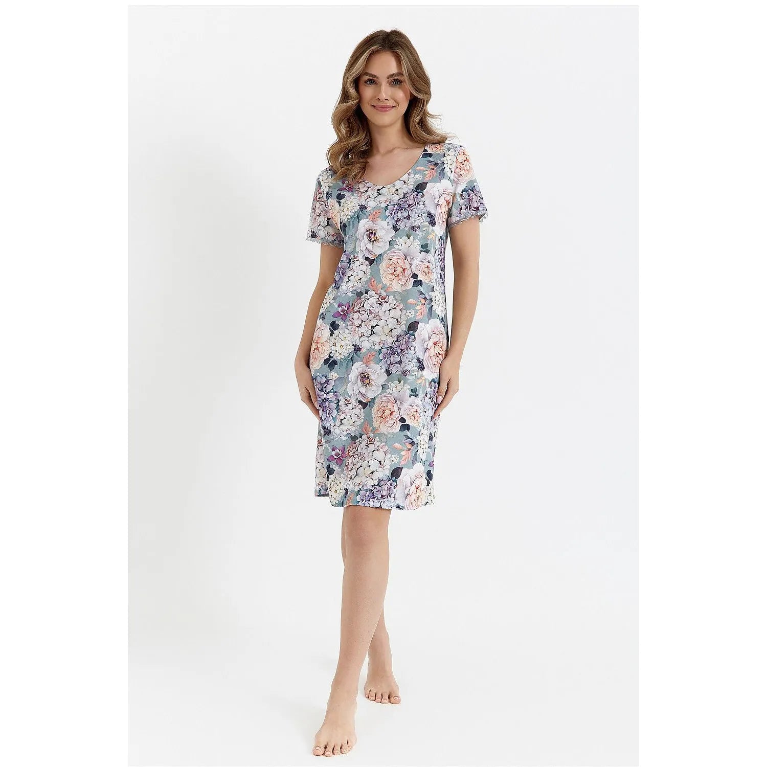 Chemise de nuit femme imprimé floral pastel bleu rose, manches courtes, dentelle, décolleté ample, tissu respirant.