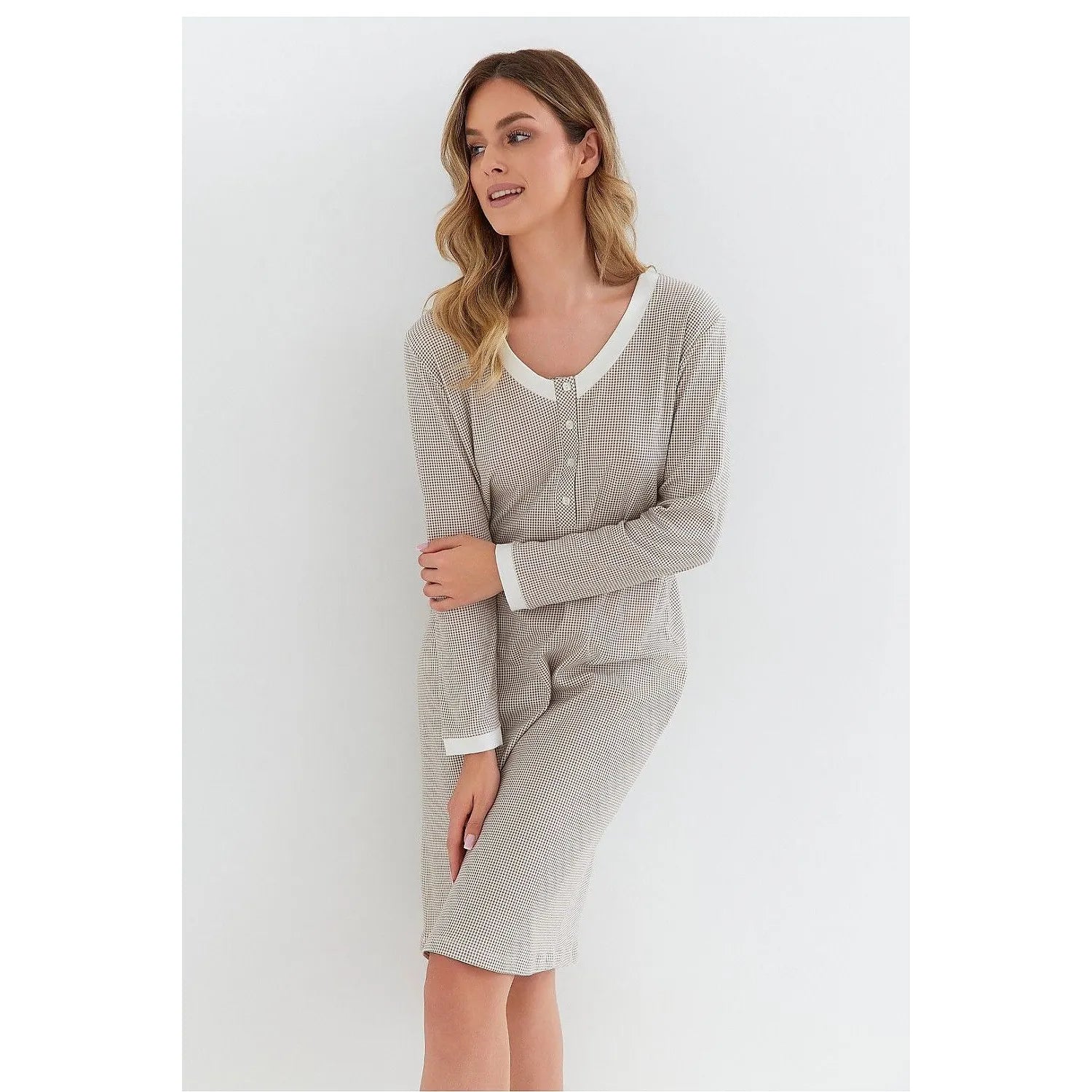 Chemise de nuit femme manches longues grise, col rond, tissu interlock, élégance et confort pour nuits fraîches.