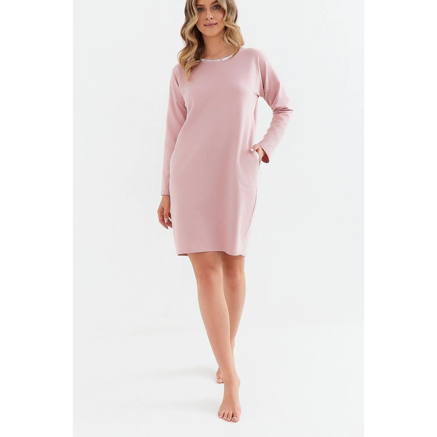 Chemise de nuit rose pâle en coton brossé, manches longues, poches latérales, confort et élégance pour nuits fraîches.