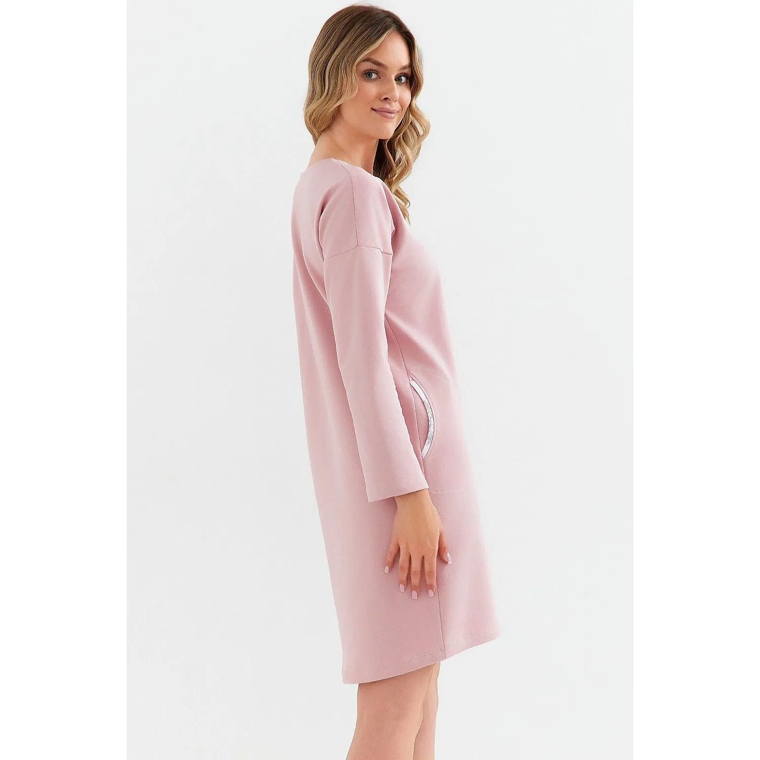 Chemise de nuit rose pâle manches longues en coton brossé, poches latérales, confort et élégance pour nuits fraîches.