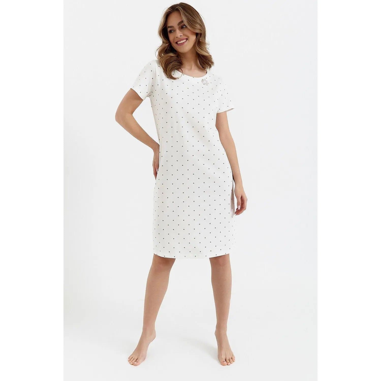 Chemise de nuit blanche à pois noirs, manches courtes, col rond, en coton, idéale pour nuits chaudes, style élégant.