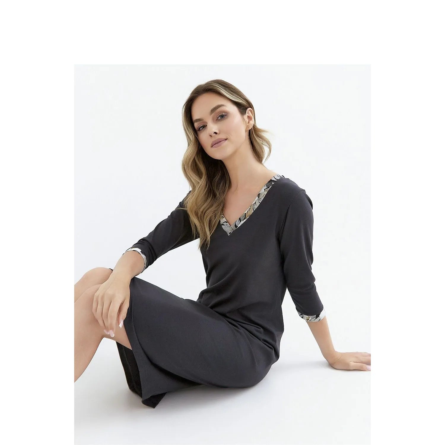 Chemise de nuit anthracite femme, manches 3/4, dentelle florale encolure et poignets, tissu doux et respirant.