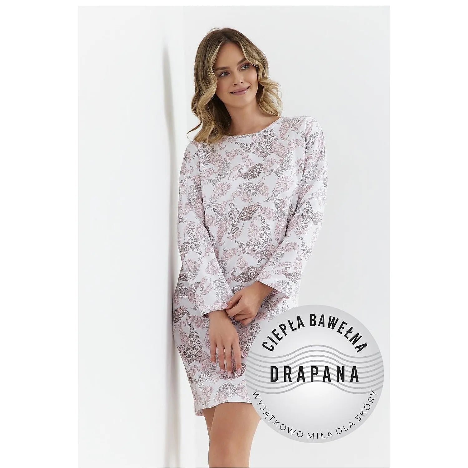 Chemise de nuit manches longues, motif floral rose et blanc, tissu doux, élégance et confort pour un sommeil réparateur.