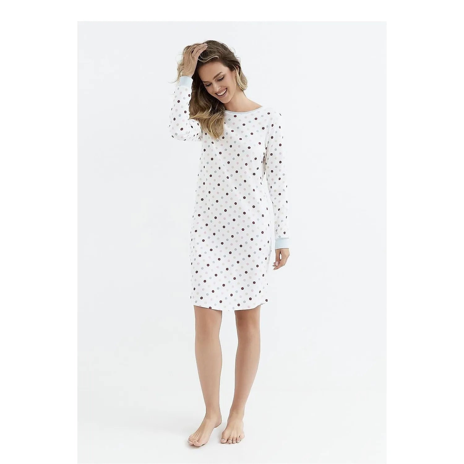 Chemise de nuit blanche à pois, manches longues, poignets côtelés, modèle 212762 Cana, élégante et confortable.