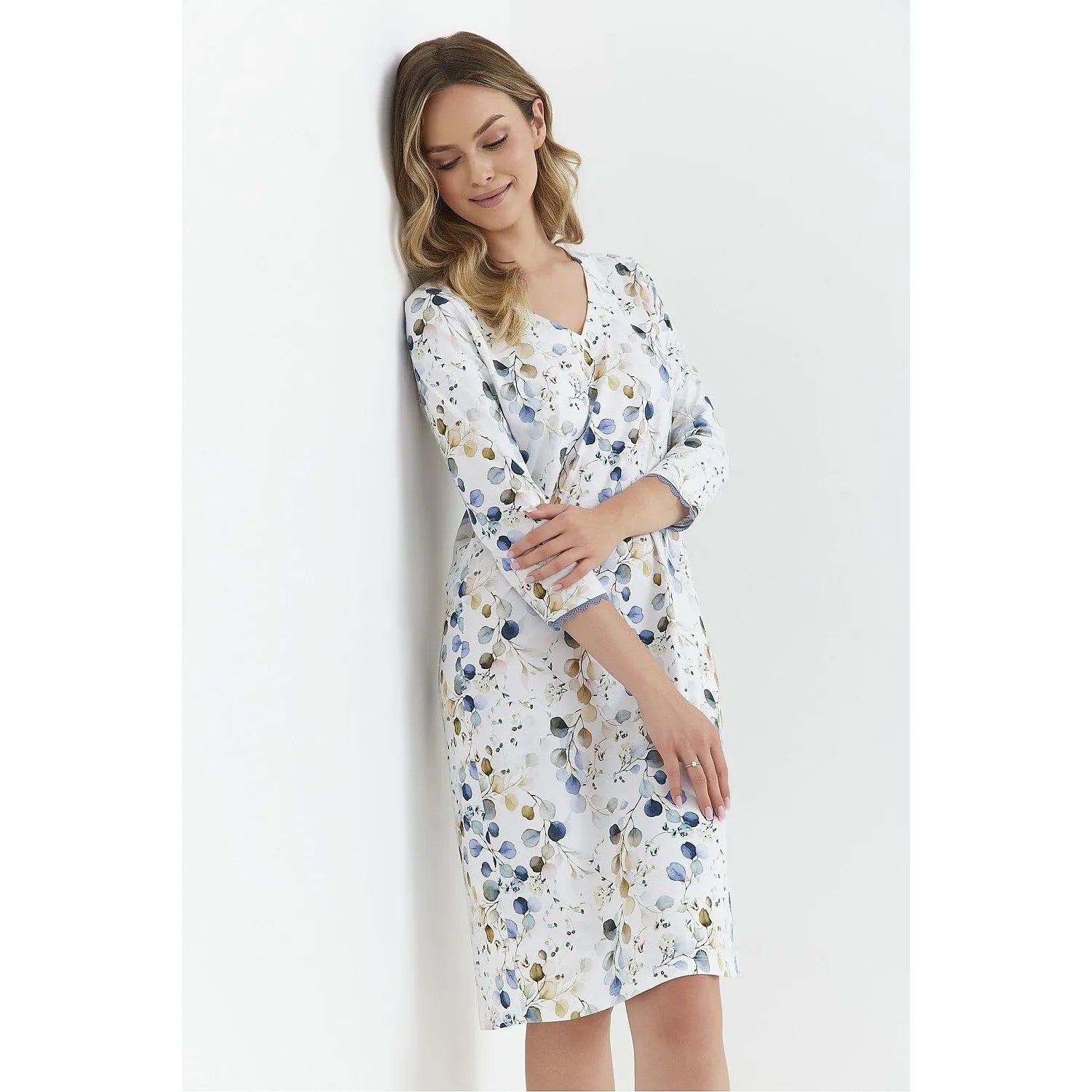 Chemise de nuit en coton imprimé floral, col V, manches 3/4, coupe droite, élégante et confortable pour femmes.
