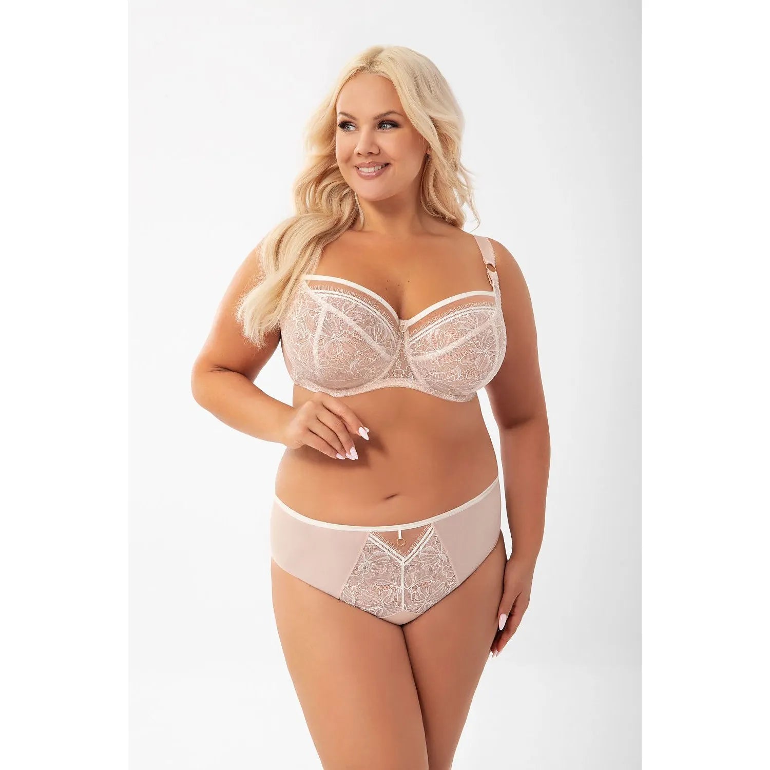 Culotte Gorsenia beige en dentelle florale, maille semi-transparente, ceinture plate, élégance et confort assurés.