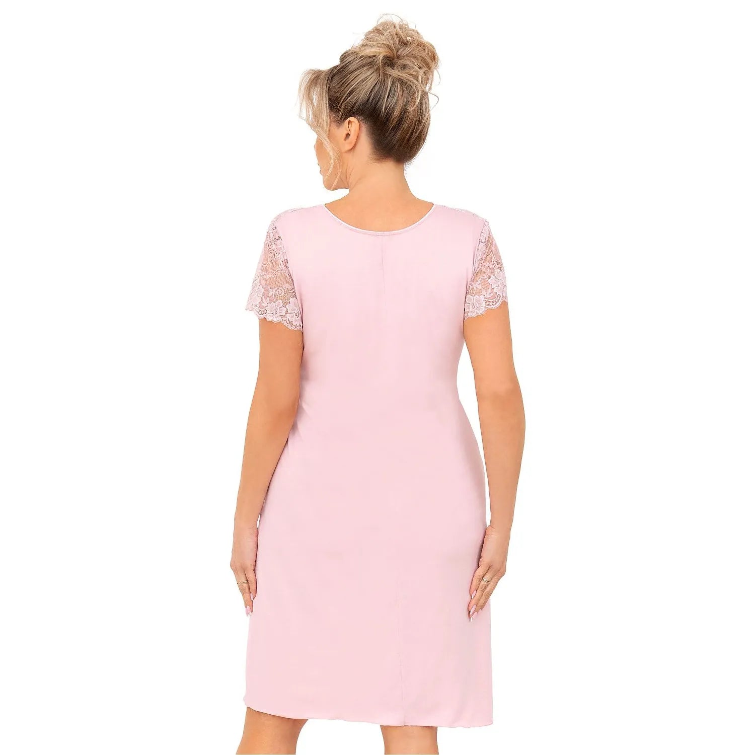 Chemise de nuit rose satinée, dentelle florale aux épaules, modèle 213329 Donna, élégance et confort pour femmes généreuses.