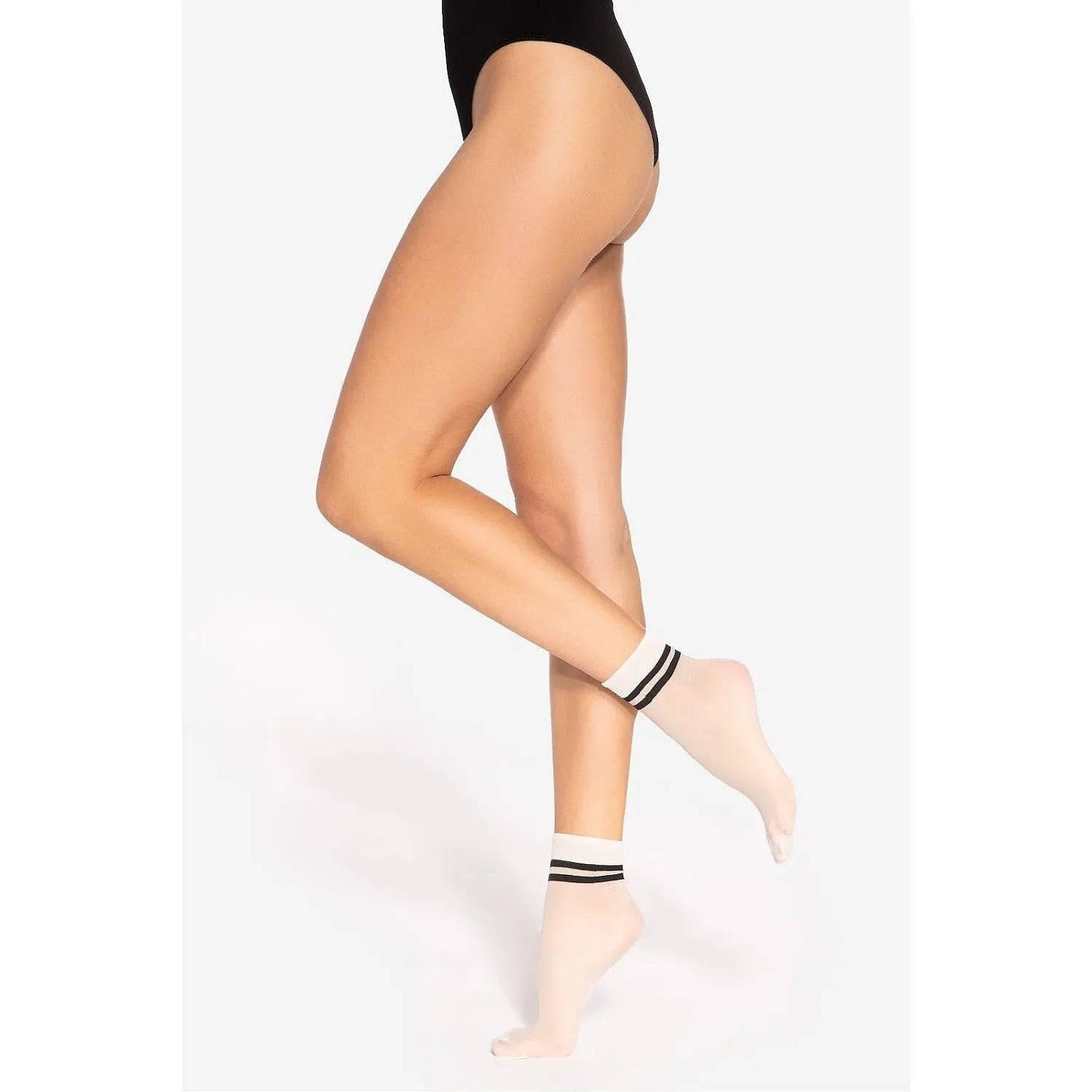 Chaussettes courtes Gatta blanches avec bandes noires, design sportif, portées par une femme, style moderne et élégant.