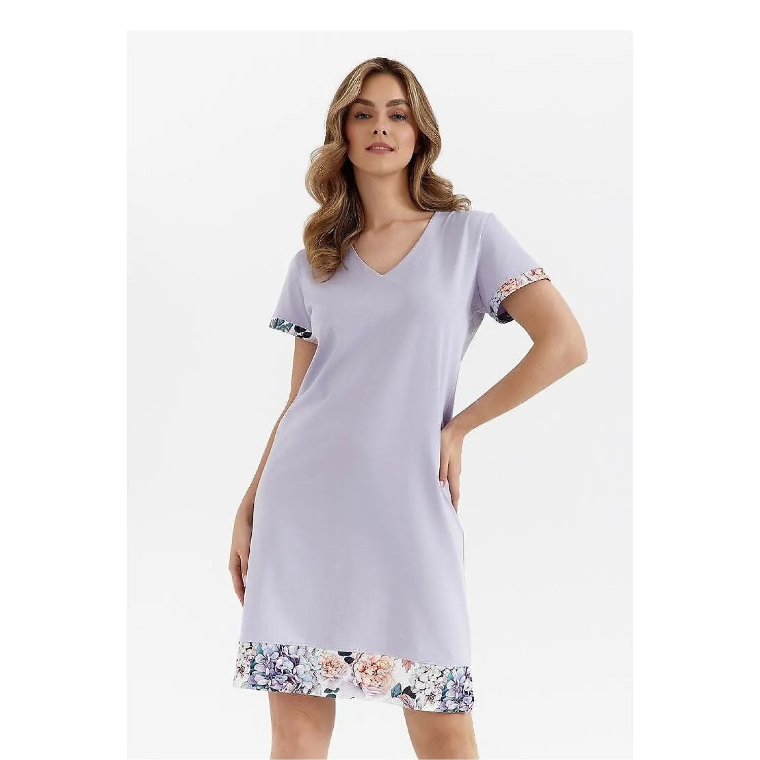 Chemise de nuit élégante et confortable Cana model 213452 en violet pâle manches courtes décolleté en V fente latérale