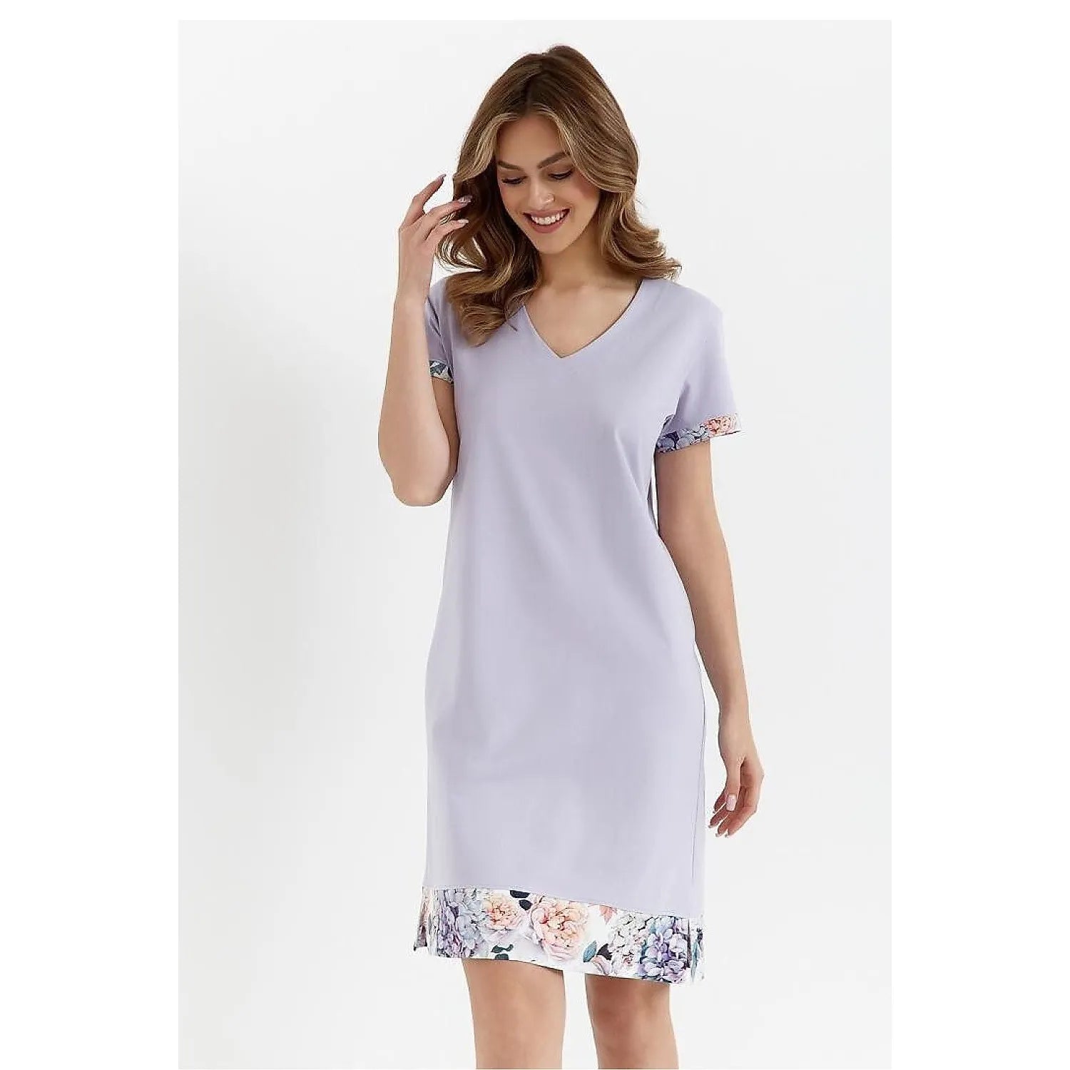 Chemise de nuit violette Cana 213452, manches courtes, décolleté V, fente latérale, élégante et confortable.