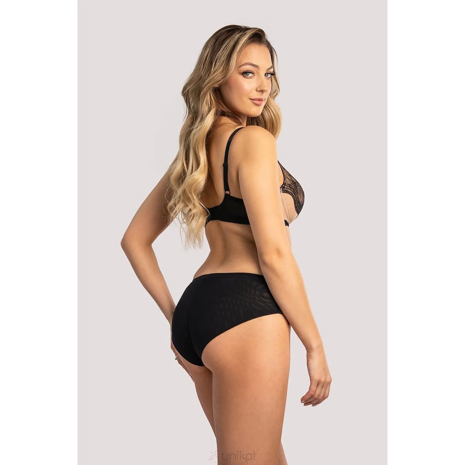 Ensemble lingerie noir dentelle florale, soutien-gorge balconnet armatures, culotte taille haute, bretelles ajustables.