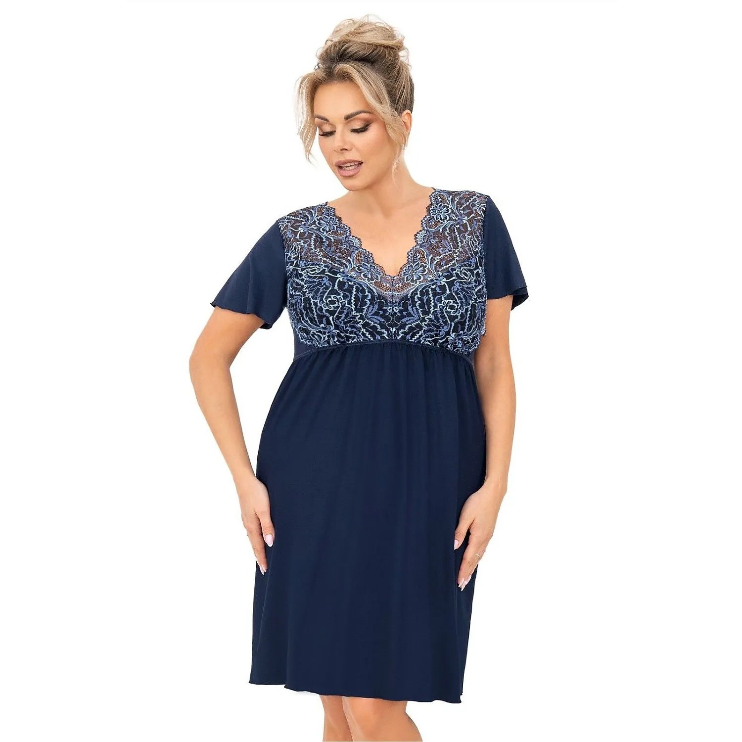 Chemise de nuit élégante pour femme volumineuse en viscose douce, décolleté en V, dentelle, taille empire, couleur marine, confort maximal, nuit relaxante, style raffiné