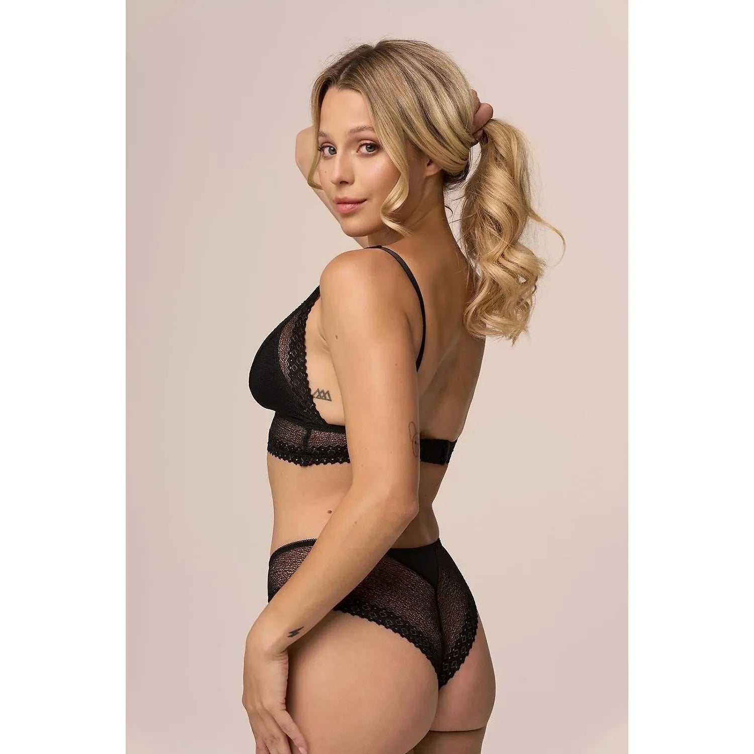 Culotte brésilienne noire en dentelle, taille haute, avec soutien-gorge ajustable, élégance et confort Babell.