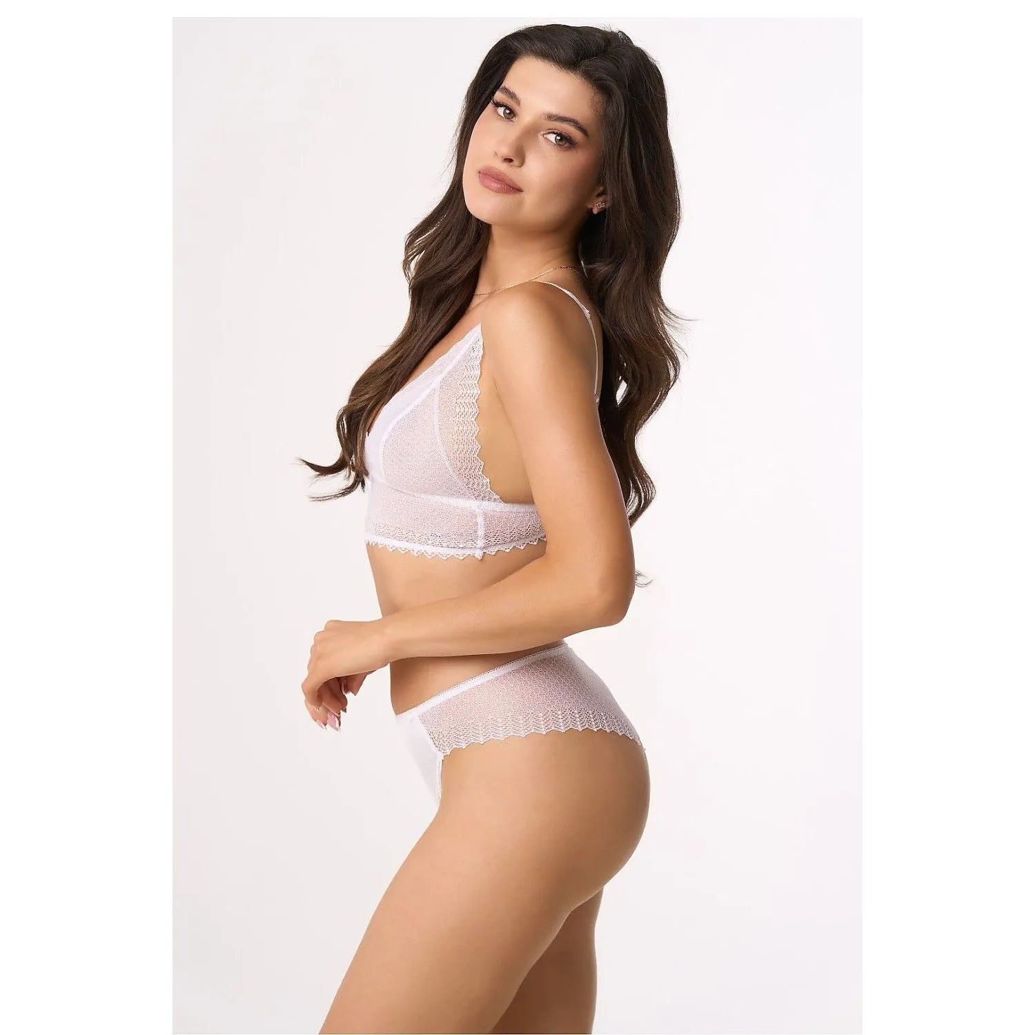 Ensemble lingerie blanche dentelle, bralette sans armatures, culotte taille moyenne, bretelles ajustables, femme.